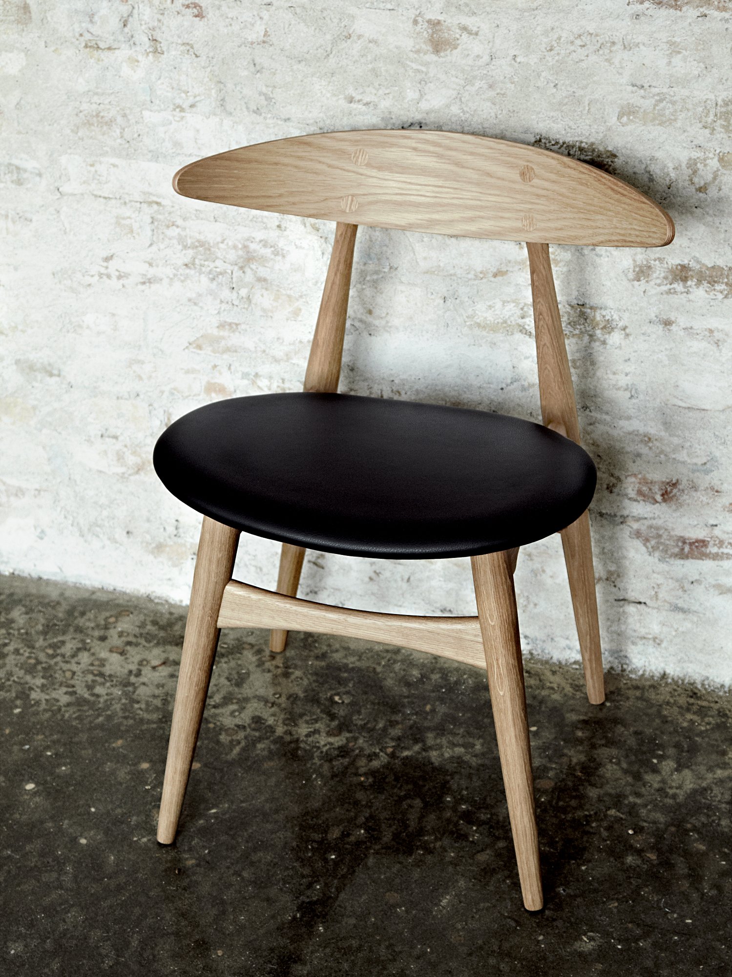 CH33P Chair, Black lacquered oak, Leather black | Carl Hansen