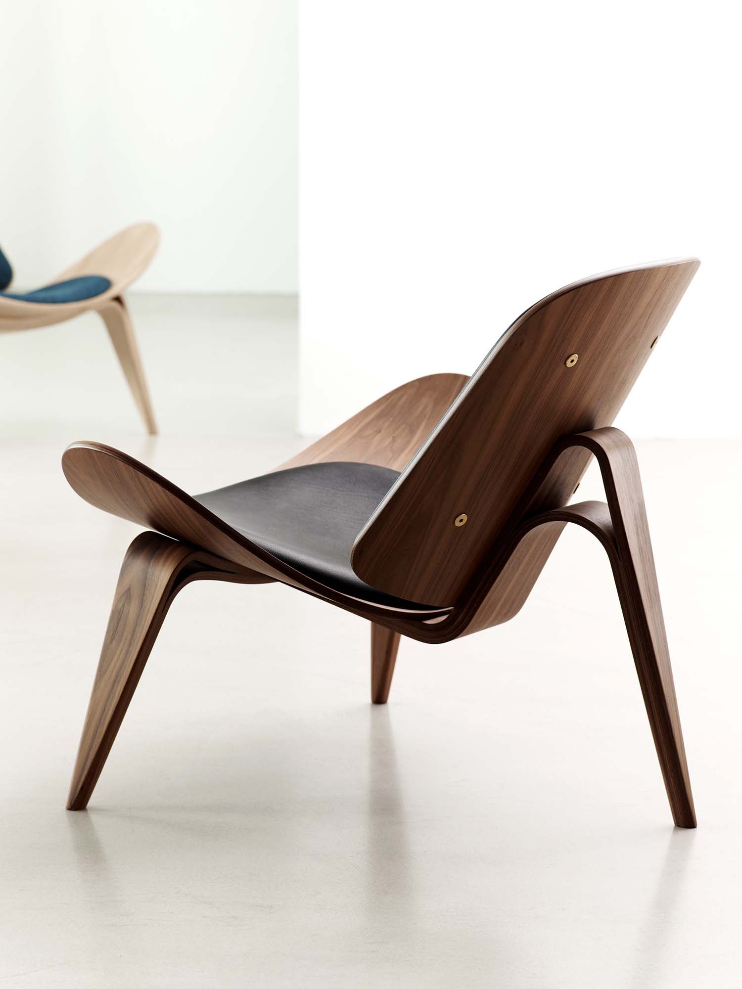 CH07 Shell Chair, Oiled oak, Leather anthracite | Carl Hansen