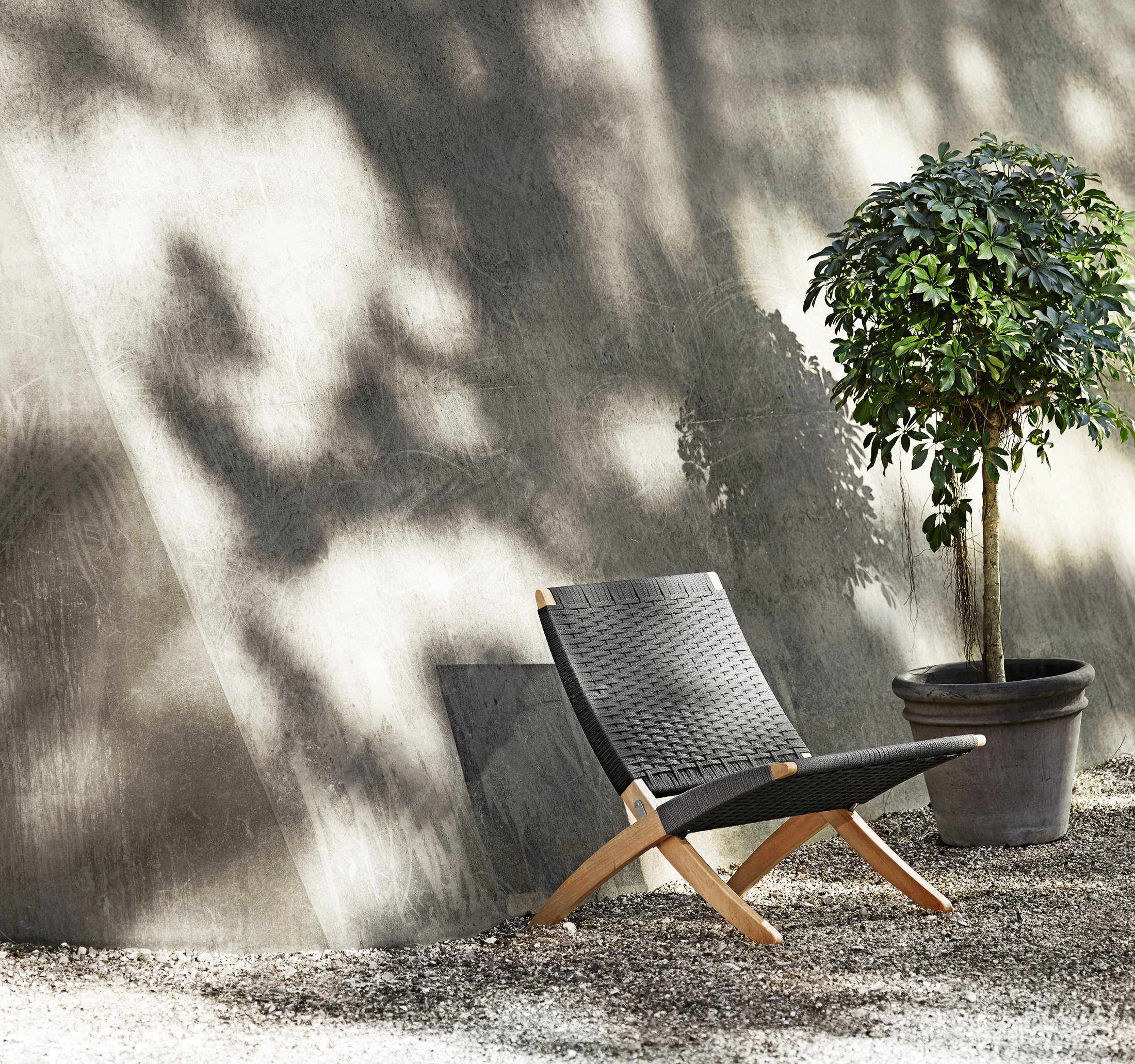 MG501 Cuba Chair, Black lacquered oak, Black belts | Carl Hansen