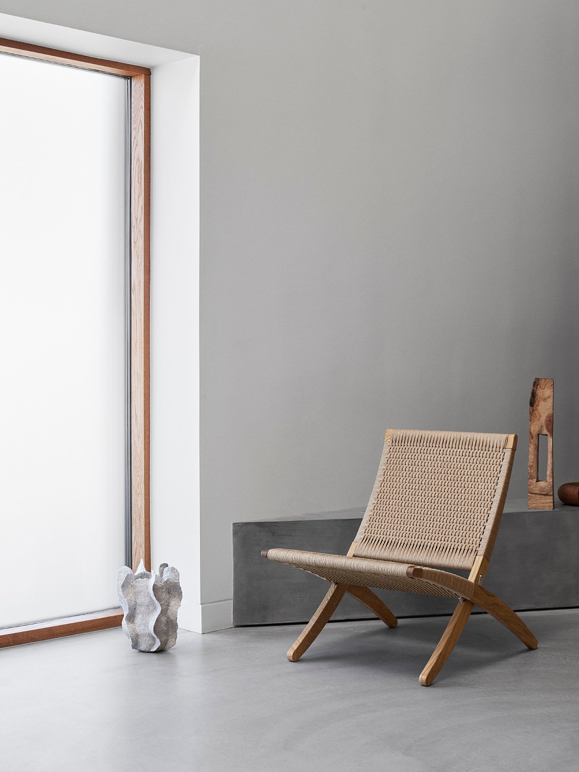 MG501 Cuba Chair, Black lacquered oak, Black belts | Carl Hansen