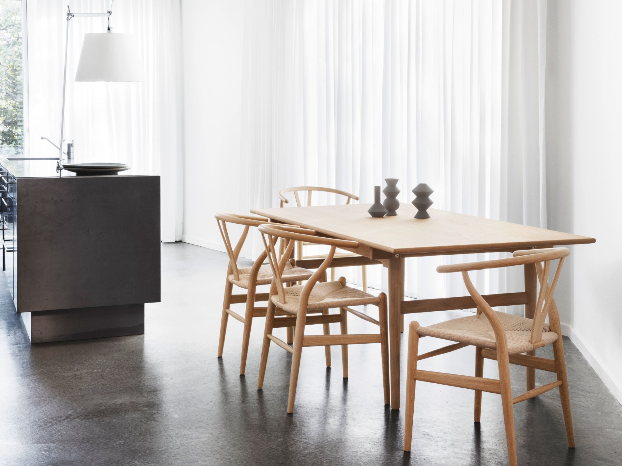 CH327 Table, White oiled oak | Carl Hansen & Søn | by Hans J