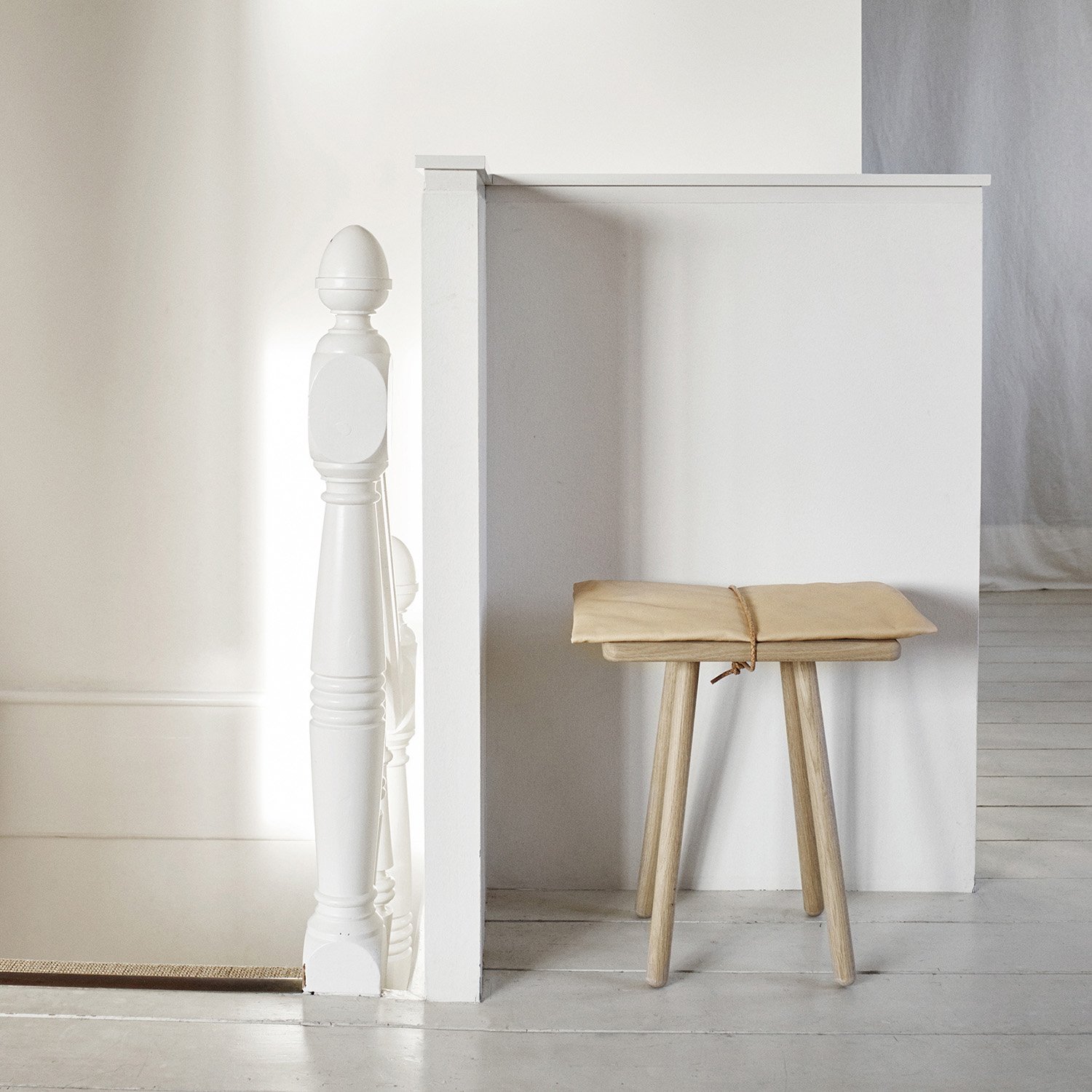 Georg Stool | Fritz Hansen | Stools - Designer furniture from smow