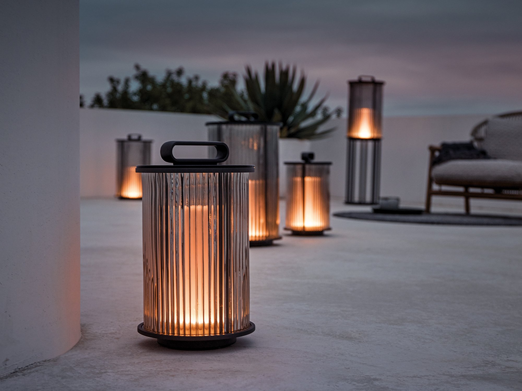 ライト・ランタン GLASS LANTERN leiri ver. Line Glass Lantern, Small (H 37 cm) | Gloster | Outdoor Lighting