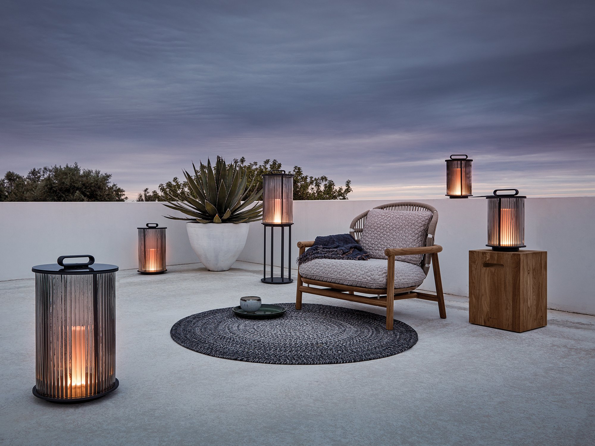 Line Glass Lantern, Small (H 37 cm) | Gloster | Outdoor Lighting