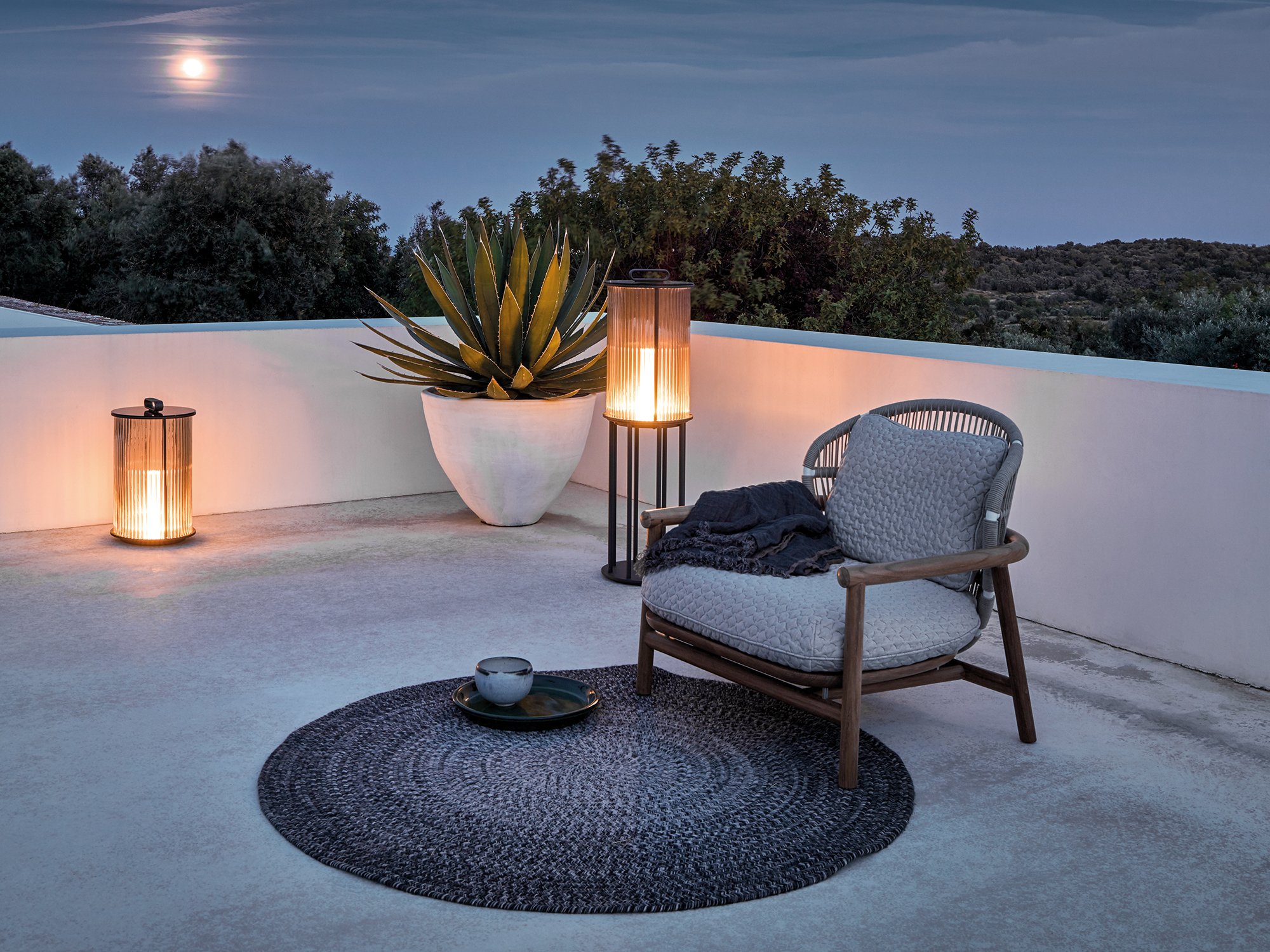 Line Glass Lantern, Small (H 37 cm) | Gloster | Outdoor Lighting