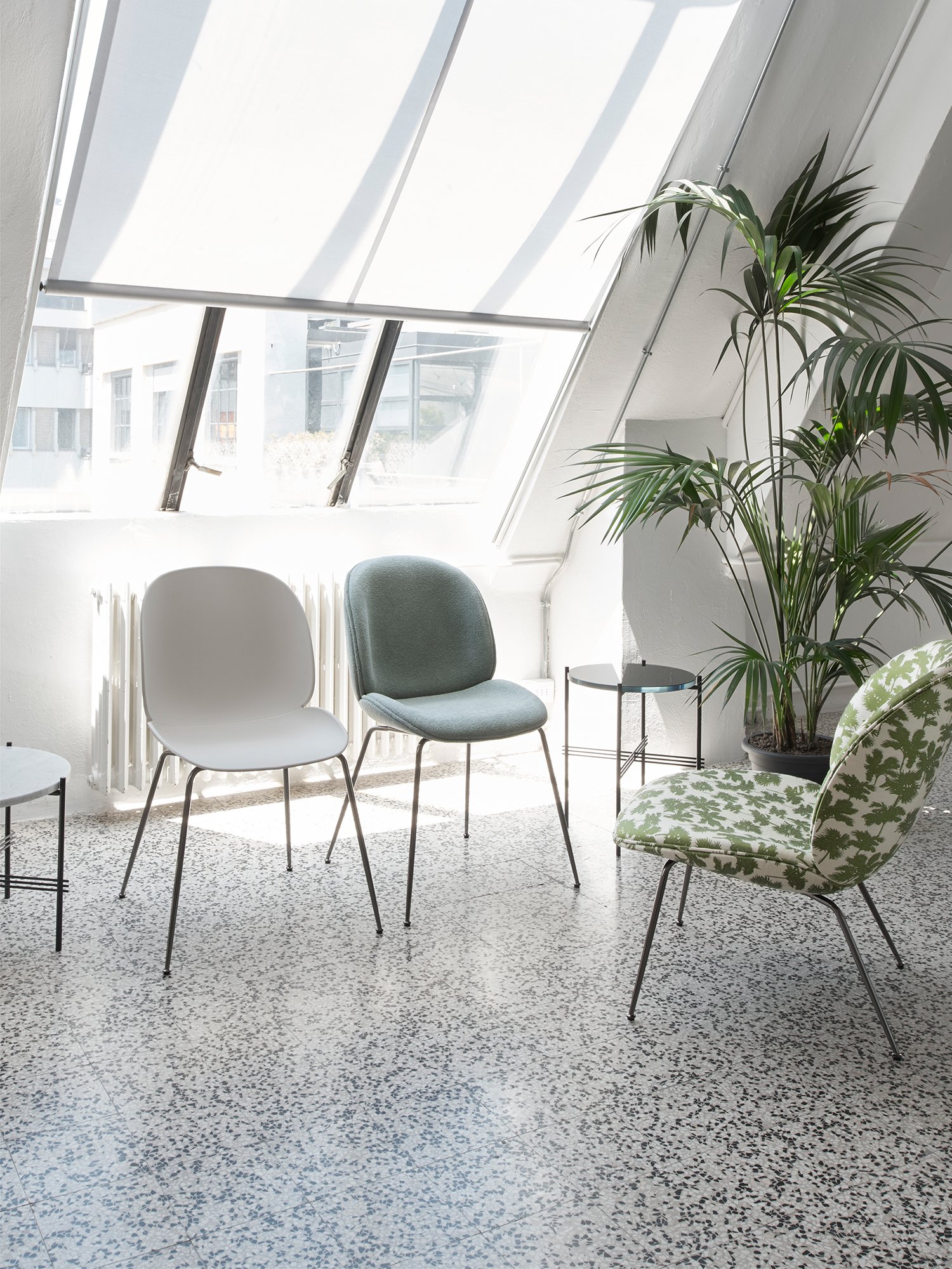 Beetle Dining Chair, Sweet pink, Charcoal black | Gubi | Dining