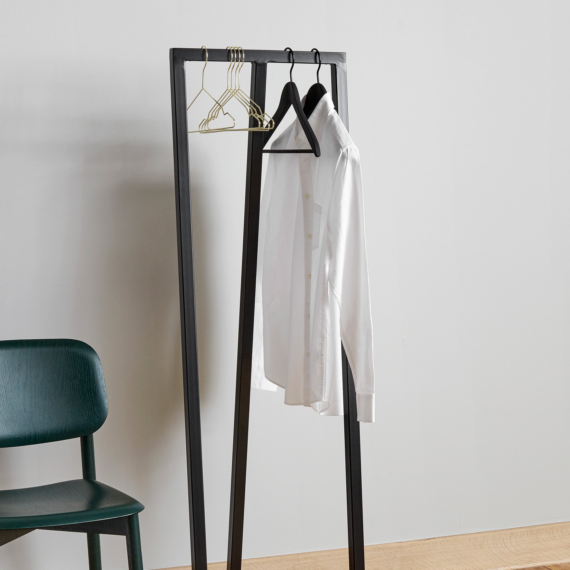 Loop Stand Hall, H 150 x W 45 x D 39 cm, Black | Hay | Clothes
