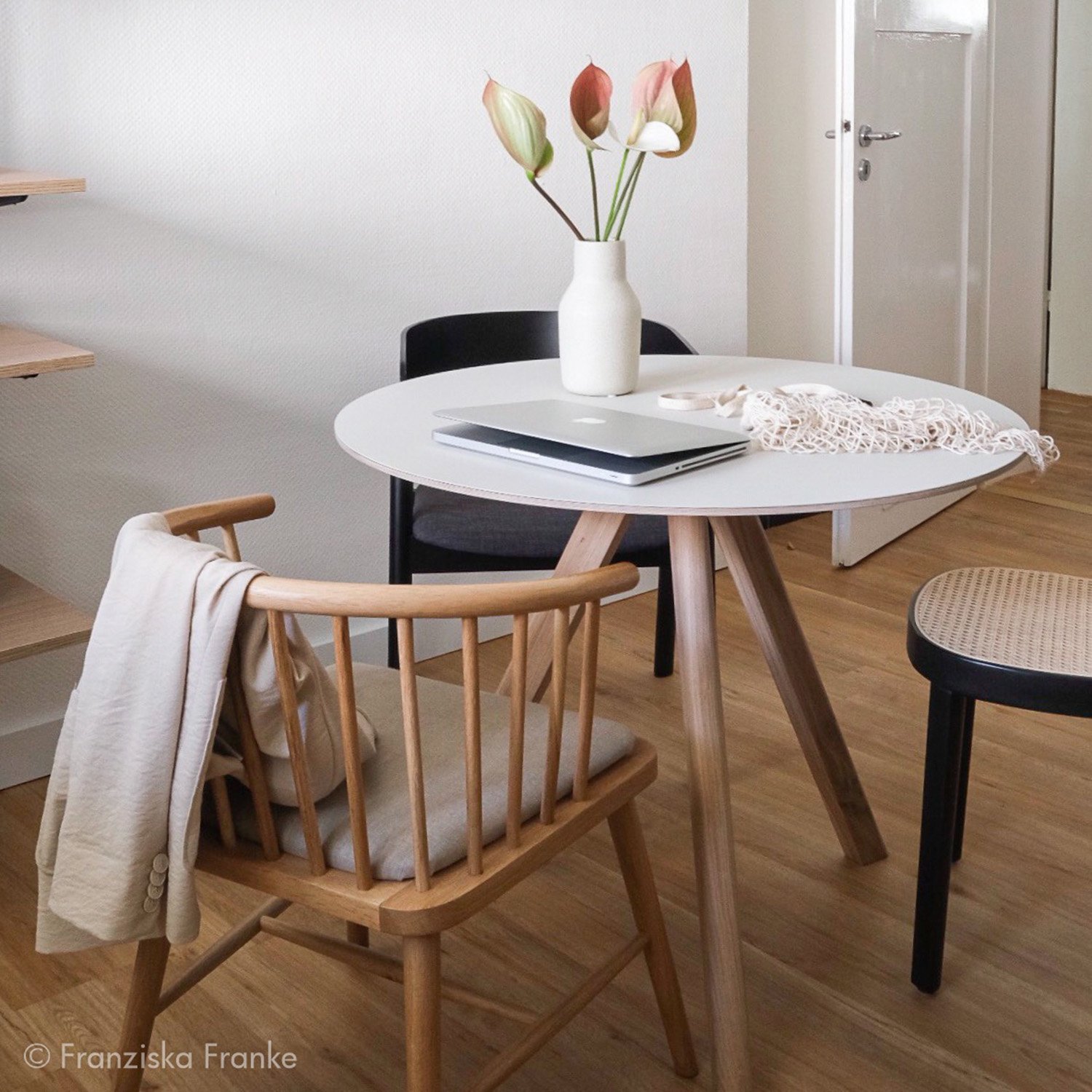 Copenhague Round Table CPH20, Ø 50 x H 49, Lacquered oak, Linoleum