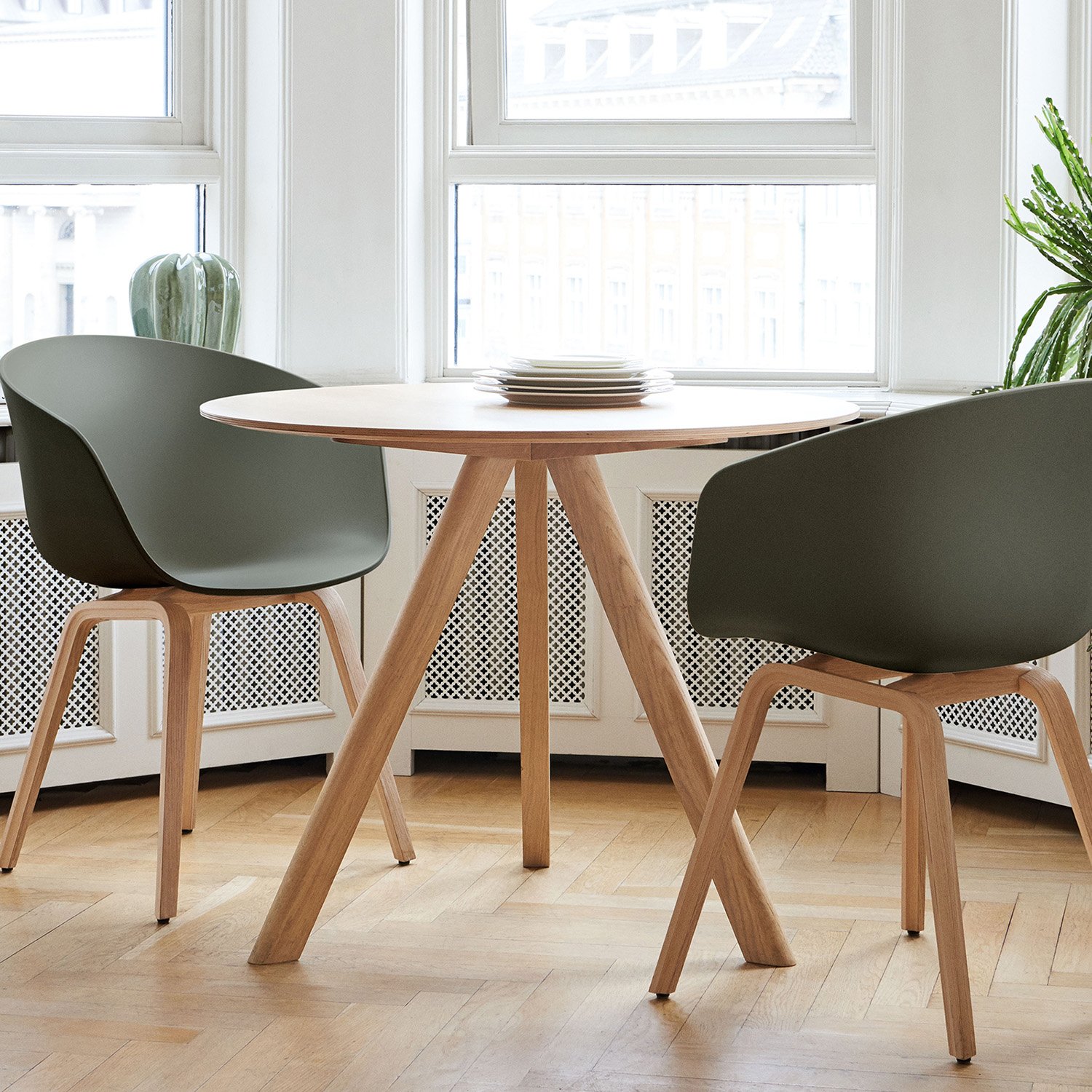 Copenhague Round Table CPH20, Ø 120 x H 74, Lacquered oak