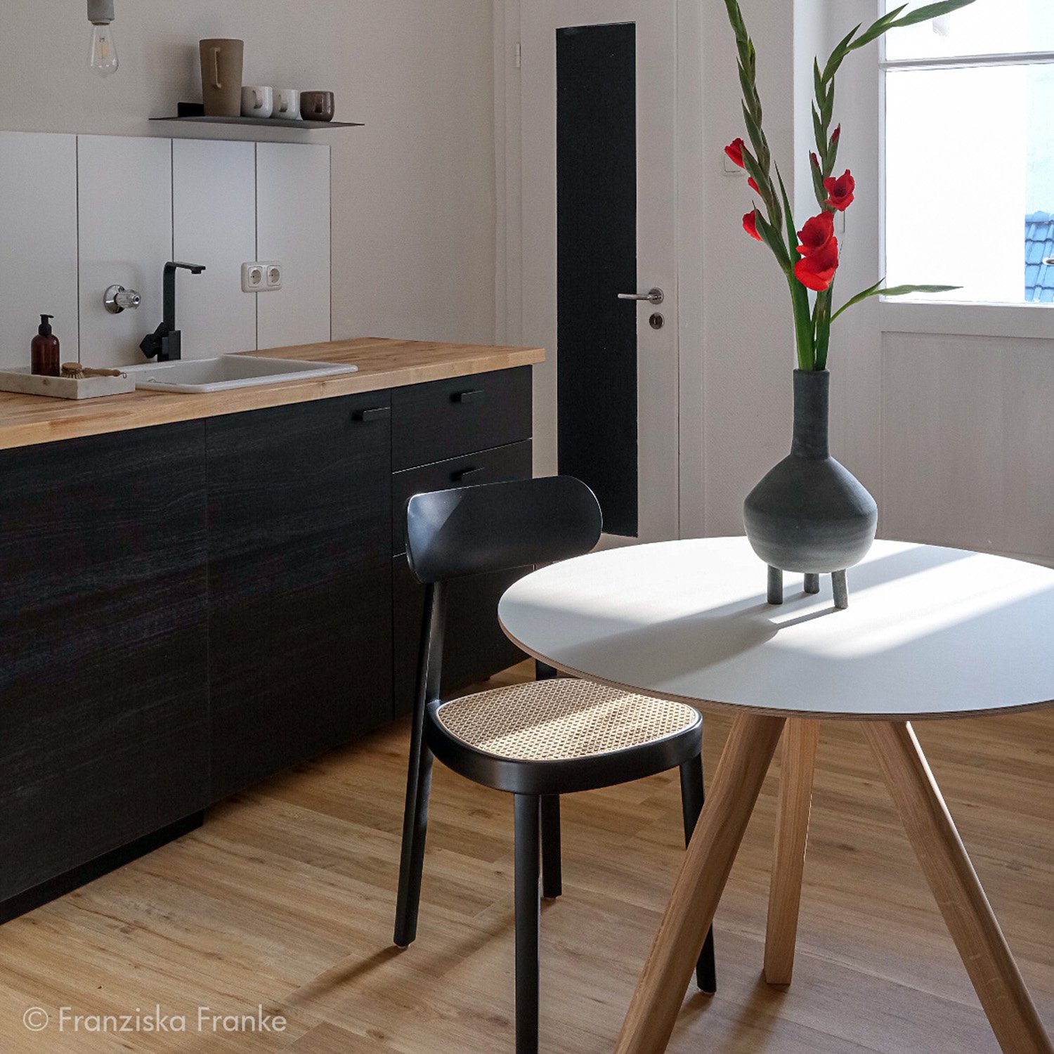 Copenhague Round Table CPH20, Ø 90 x H 74, Black lacquered