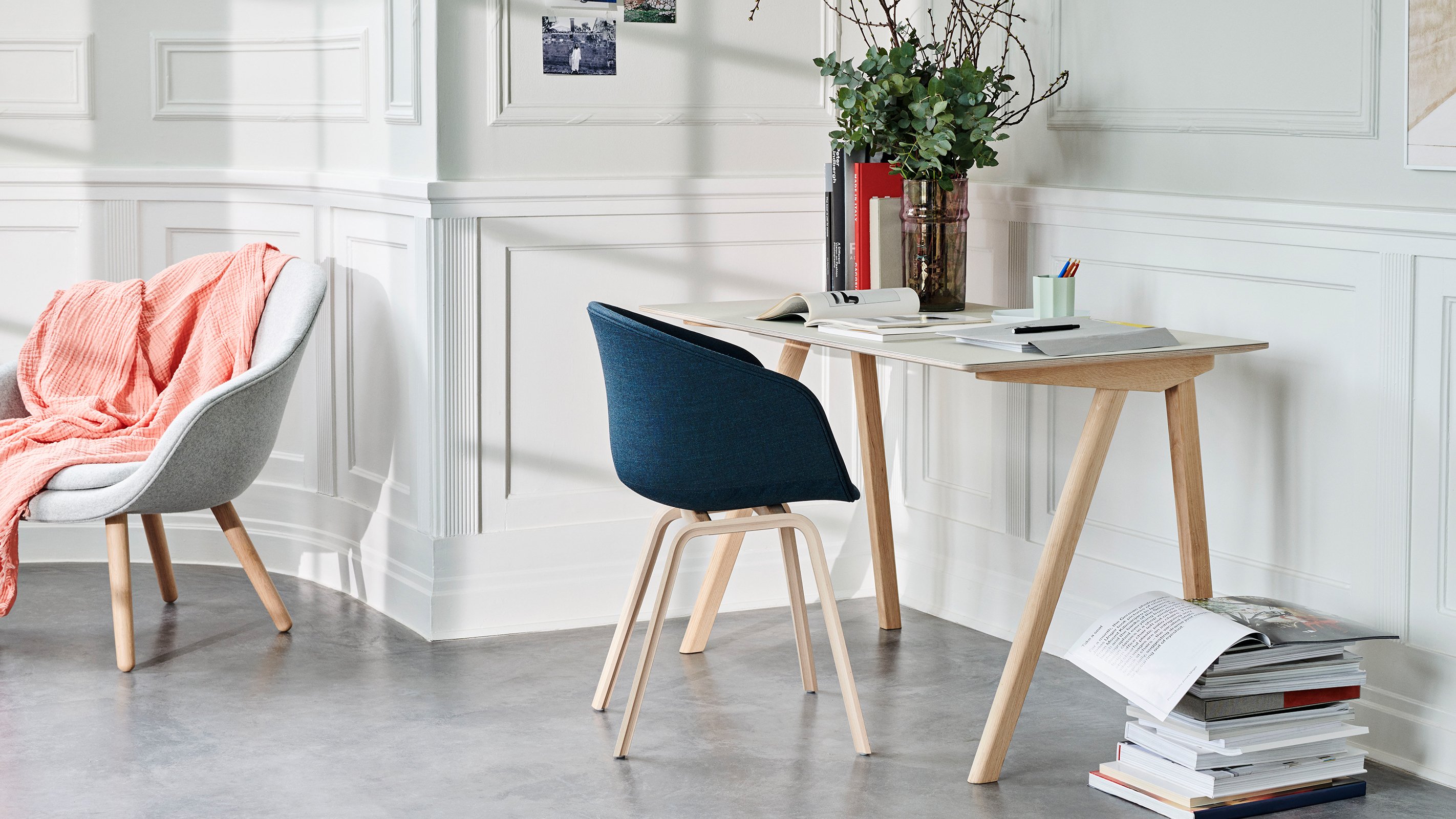 Copenhague Desk CPH90, Lacquered oak, Linoleum off-white
