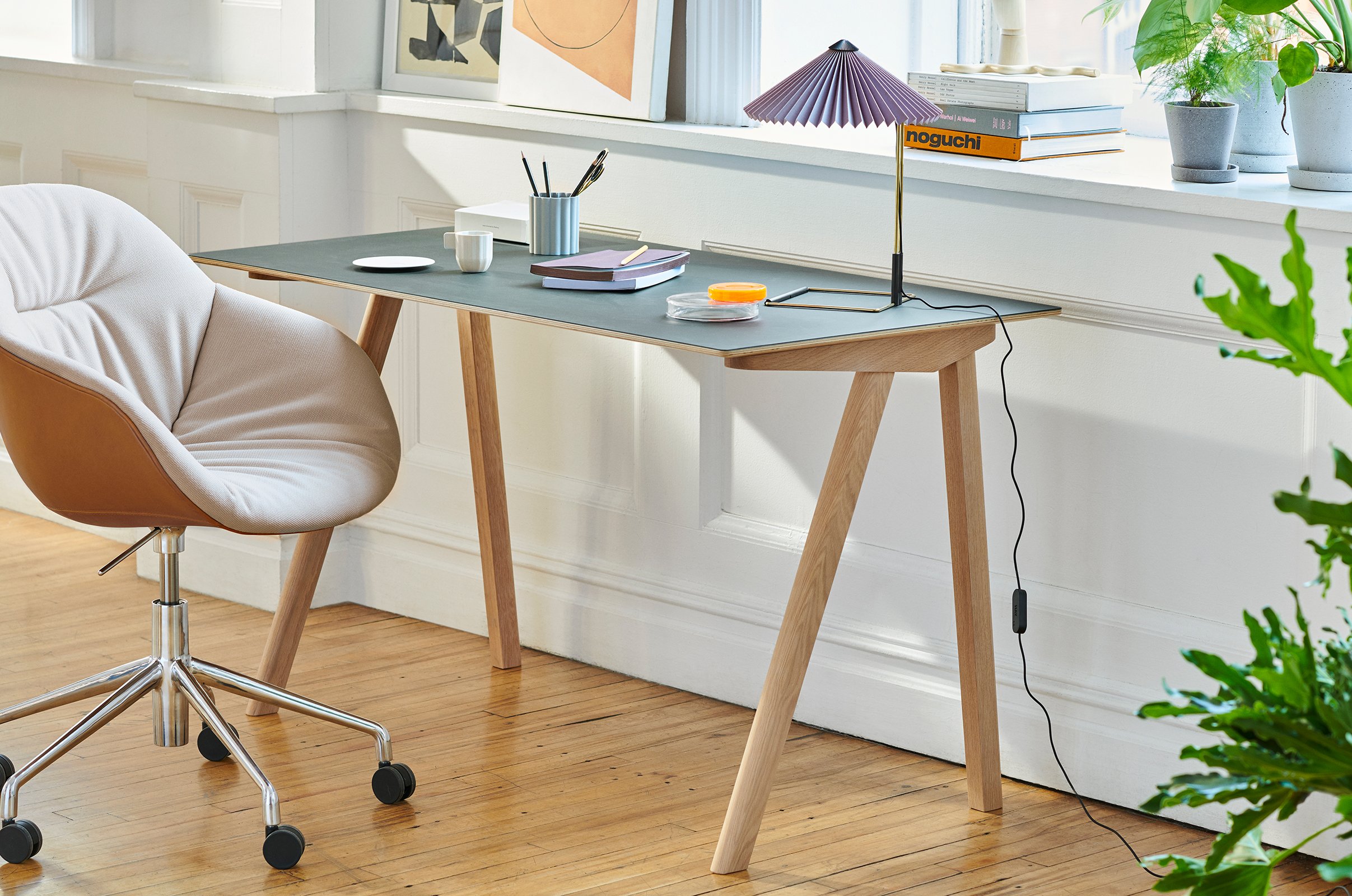Copenhague Desk CPH90, Lacquered oak, Linoleum off-white
