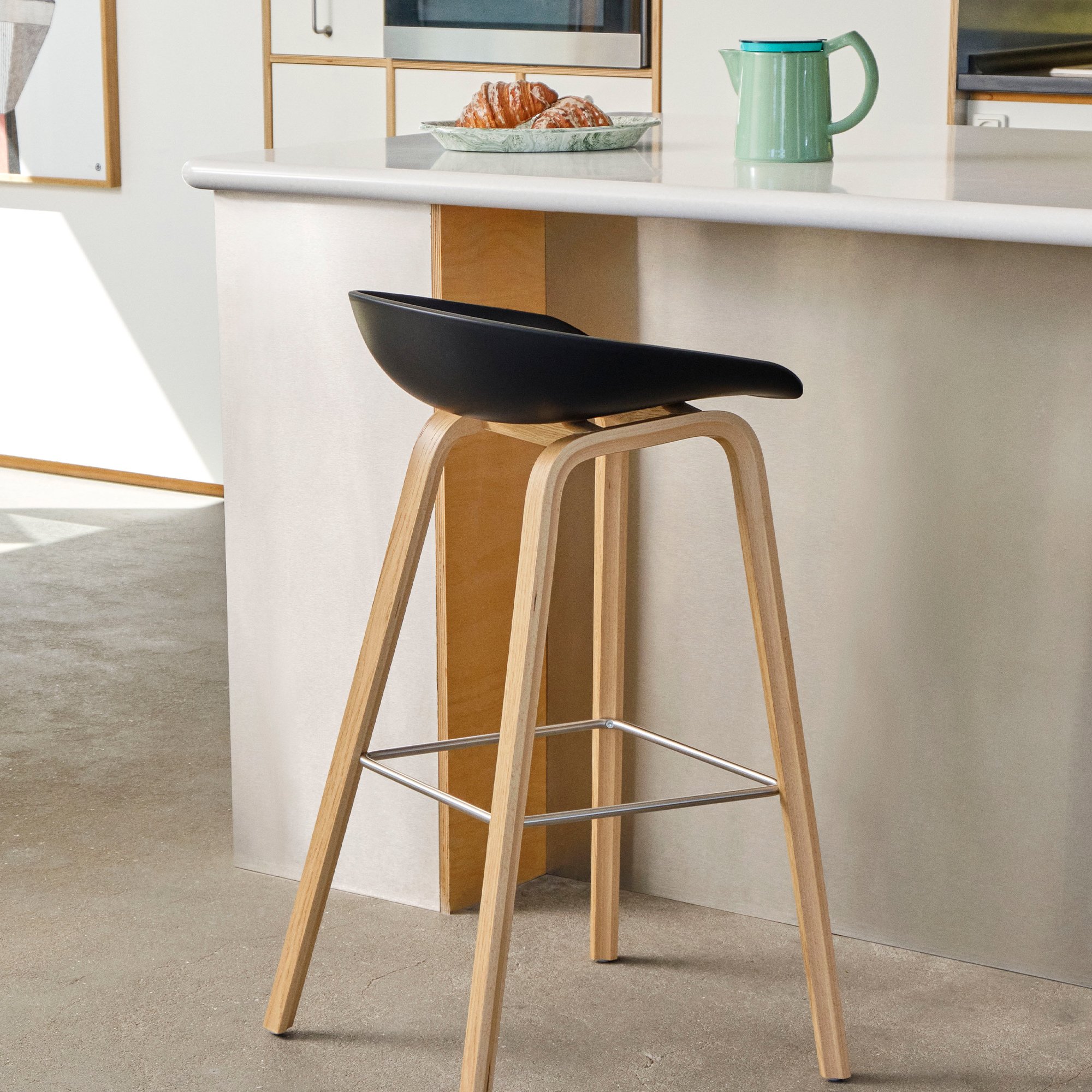 About A Stool AAS 32, Bar version: seat height 74 cm, Black