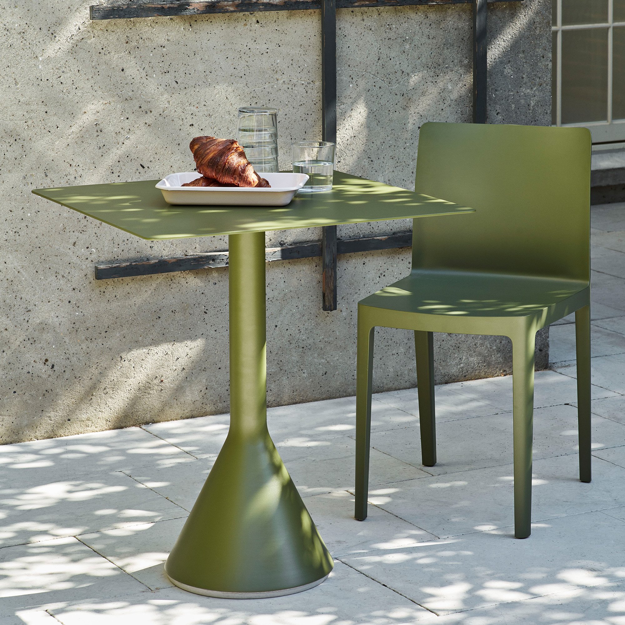 Palissade Cone Table, Ø 90 x H 74, Anthracite | Hay | Garden