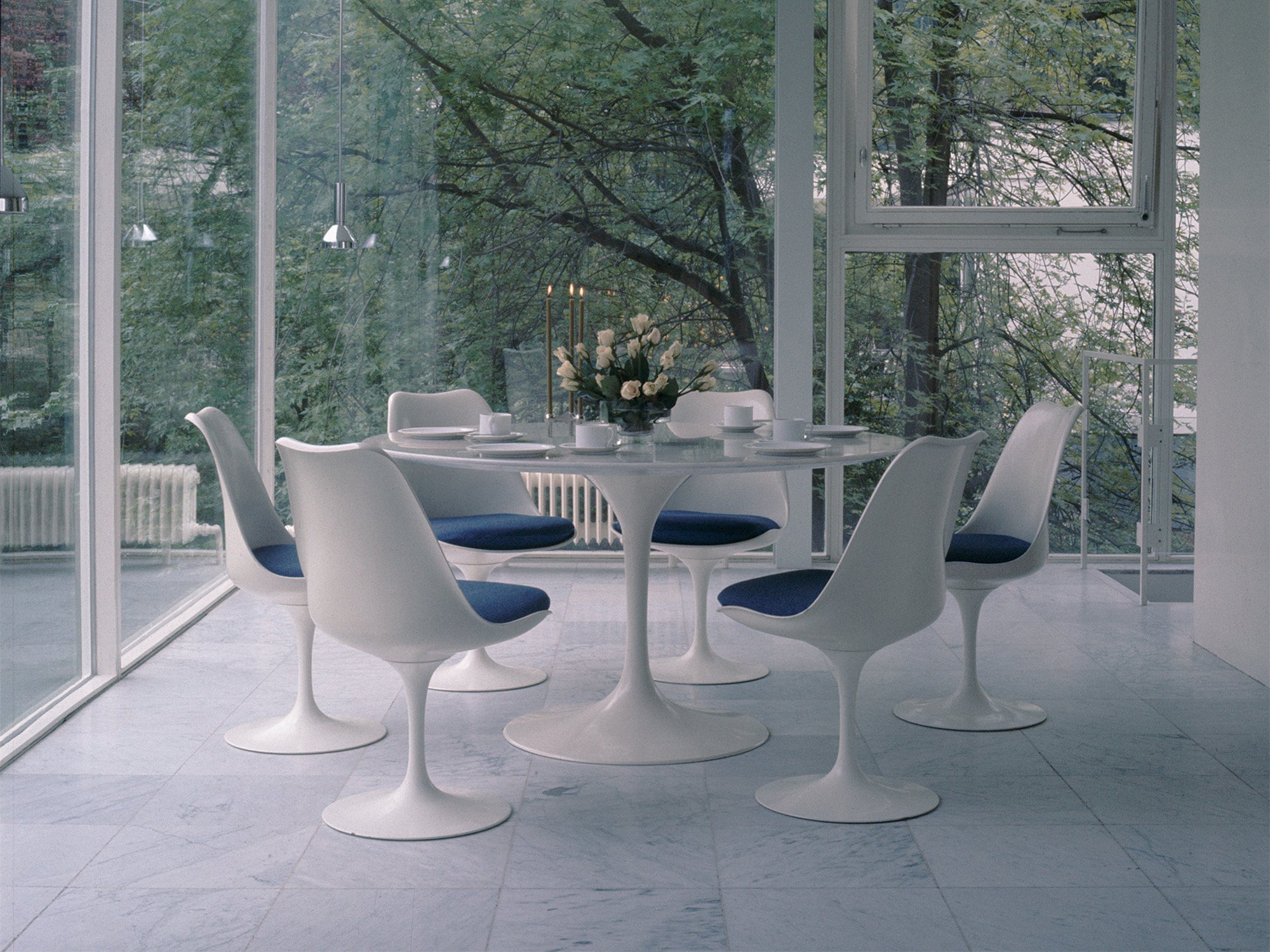 Saarinen Round Dining Table, 107 cm, White, Laminate white | Knoll