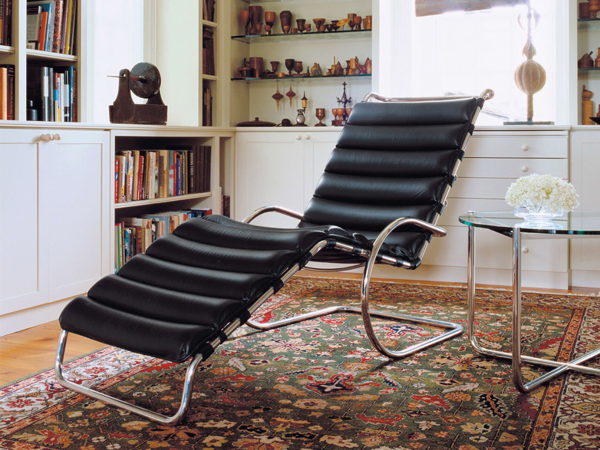 4 chaises cuir noir tulipe Saarinen design édition Knoll