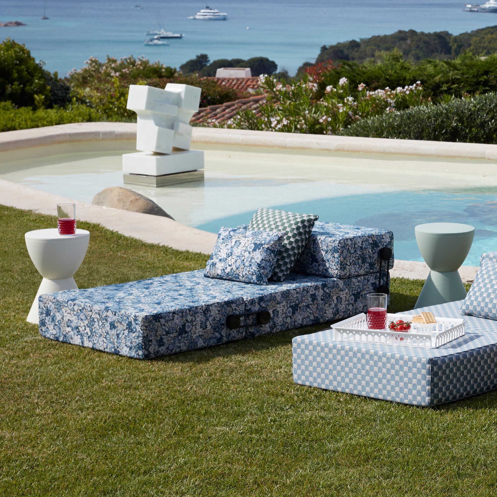 kartell PRINCE AHA 正規品　砂時計型　中古 Prince AHA Stool | Kartell | Side Tables - Designer furniture from