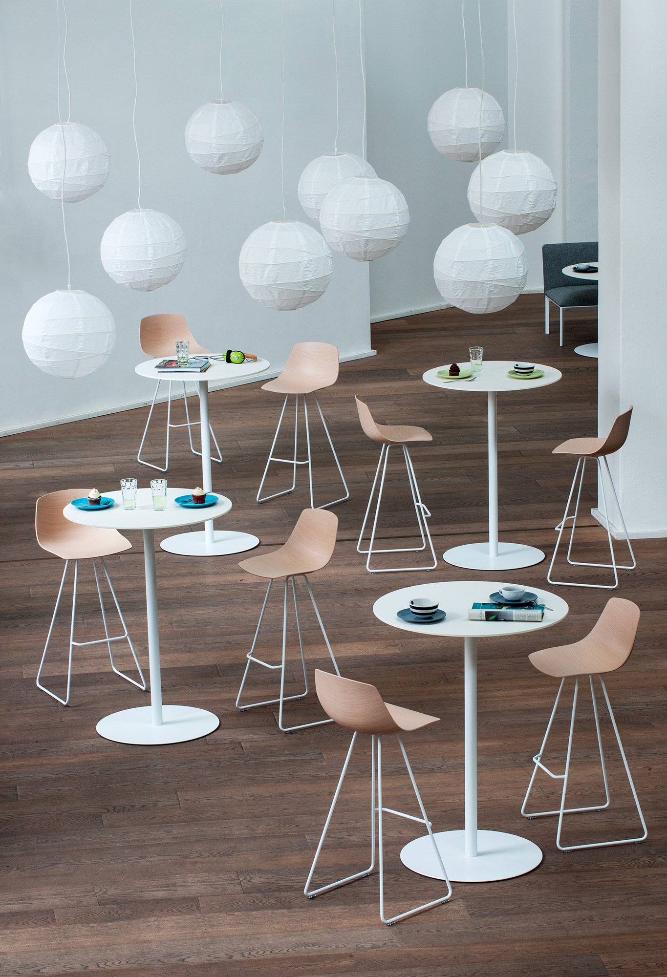 lapalma BRIO テーブル 白 60×60 BRIO: versatile light tables for the contract sector– Lapalma