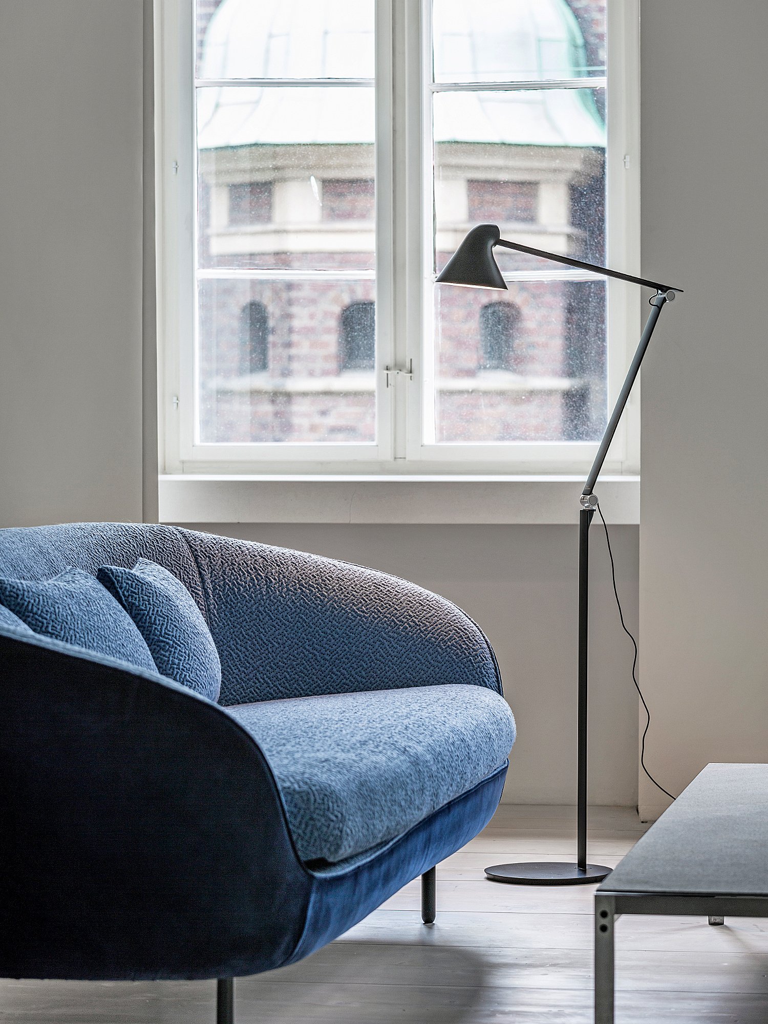 NJP Floor Lamp, Light grey | Louis Poulsen | Standing Lamps