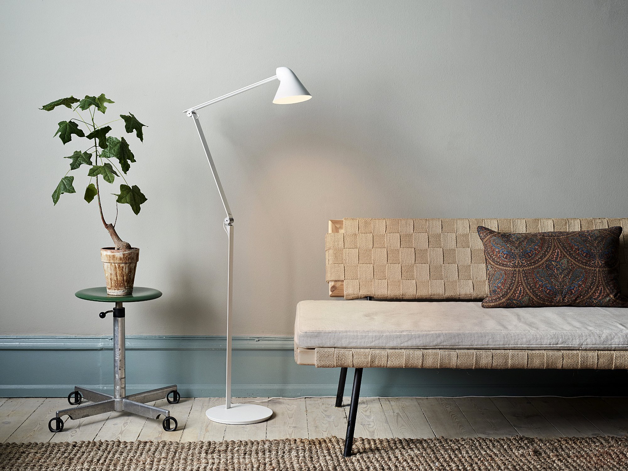NJP Floor Lamp, Light grey | Louis Poulsen | Standing Lamps