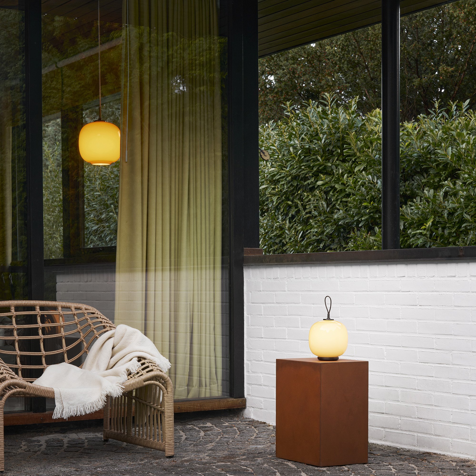 VL45 Radiohus Portable Lamp, Pale rose | Louis Poulsen | Battery