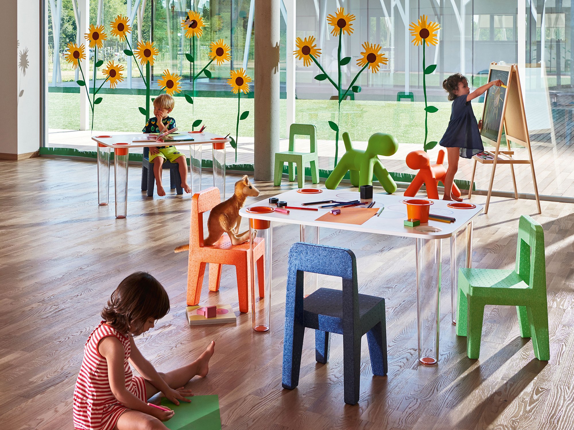 Puppy Stool, Extra large (H 81 x W 61,5 x D 102 cm), Polyethylene