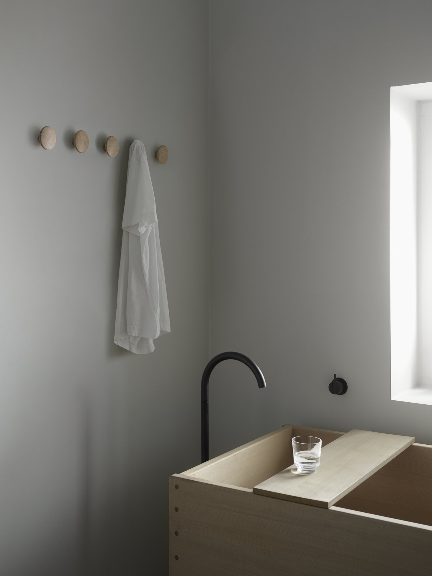 The Dots Set of 5 Hooks, Grey | Muuto | Wall-mounted coat racks