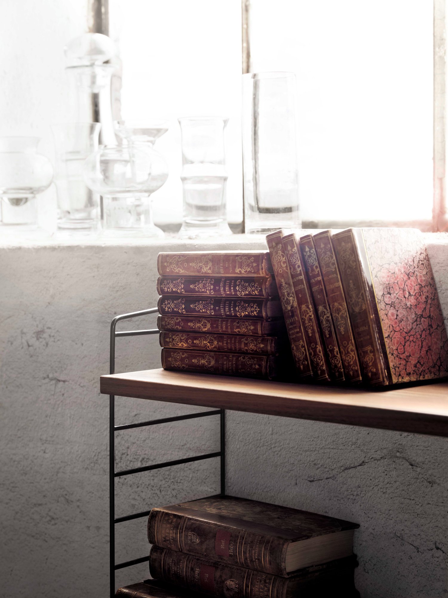 String System Shelf M, 20 cm, Black, Oak veneer | String Furniture