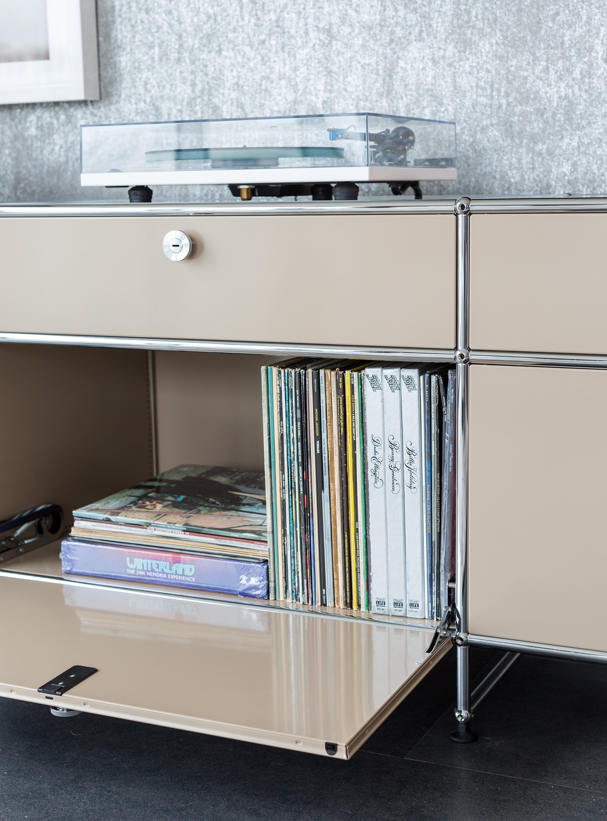 USM Haller 750×250mm punching panel 白（１） USM Haller Panel With Cable Cut-Out, 75 x 35 cm, Pure white RAL