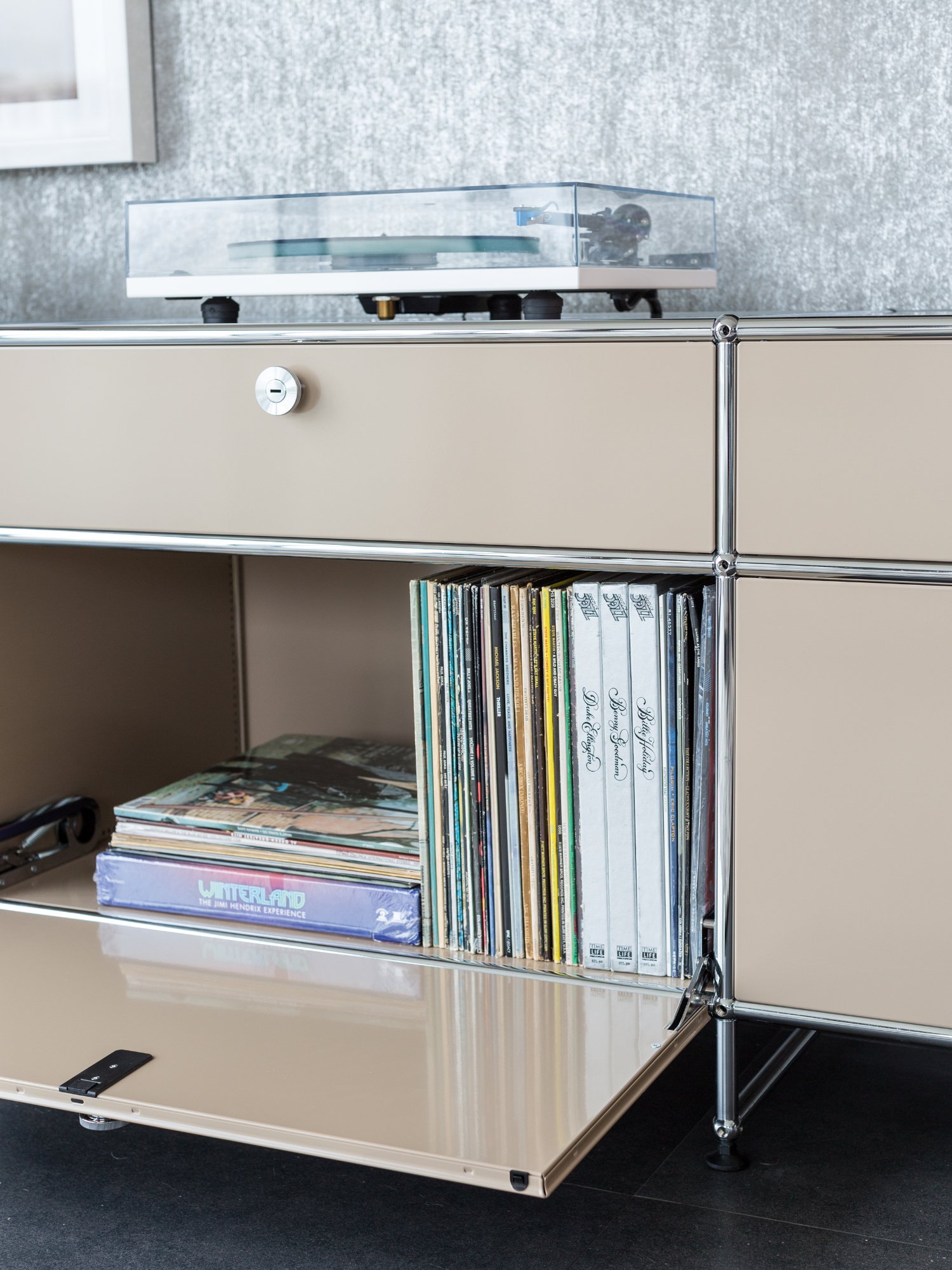 USM Haller TV-Board L, USM beige | USM Haller | USM Haller