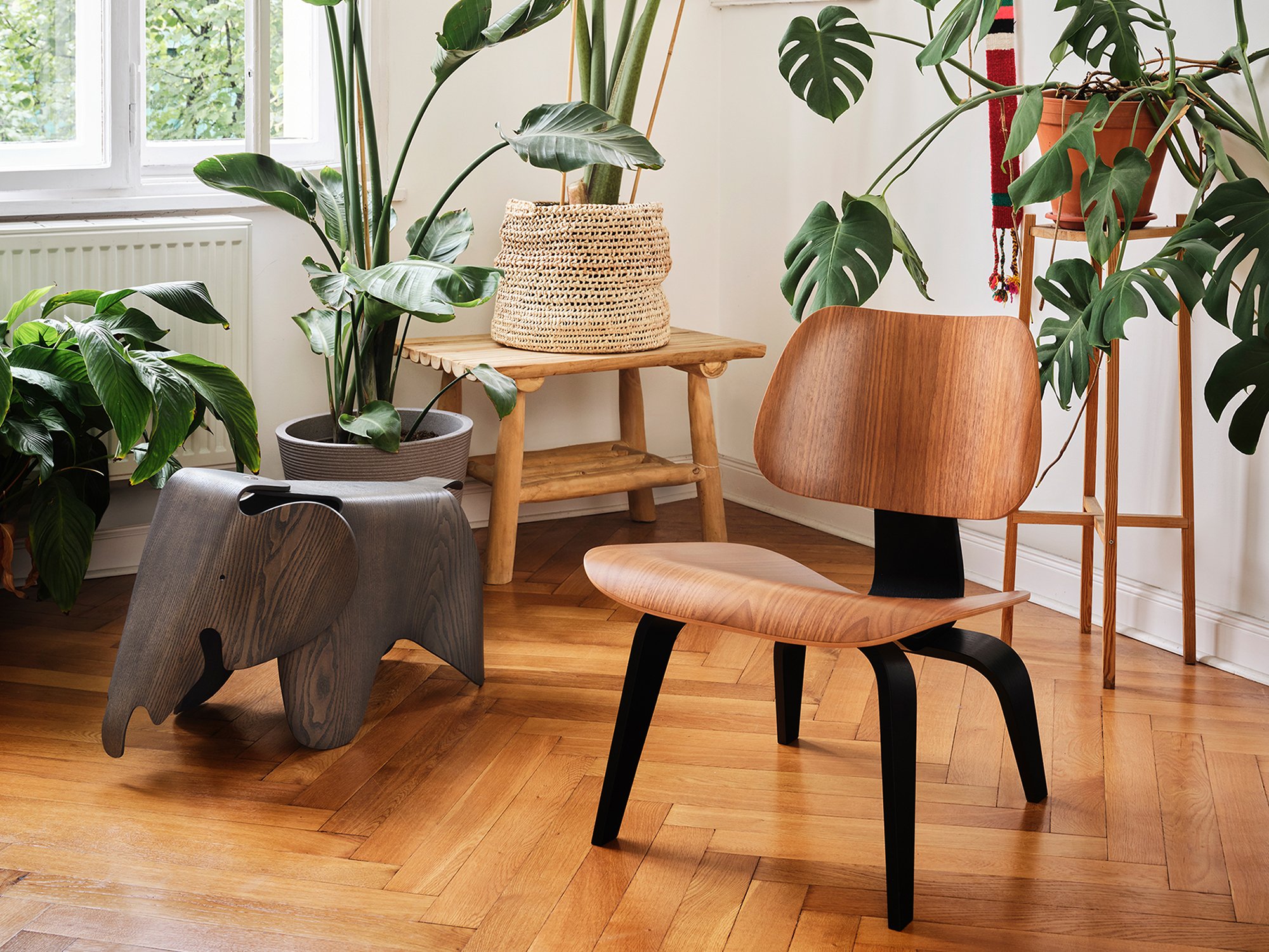 Plywood Group LCW / LCW Leather LoungeChair, Walnut with black