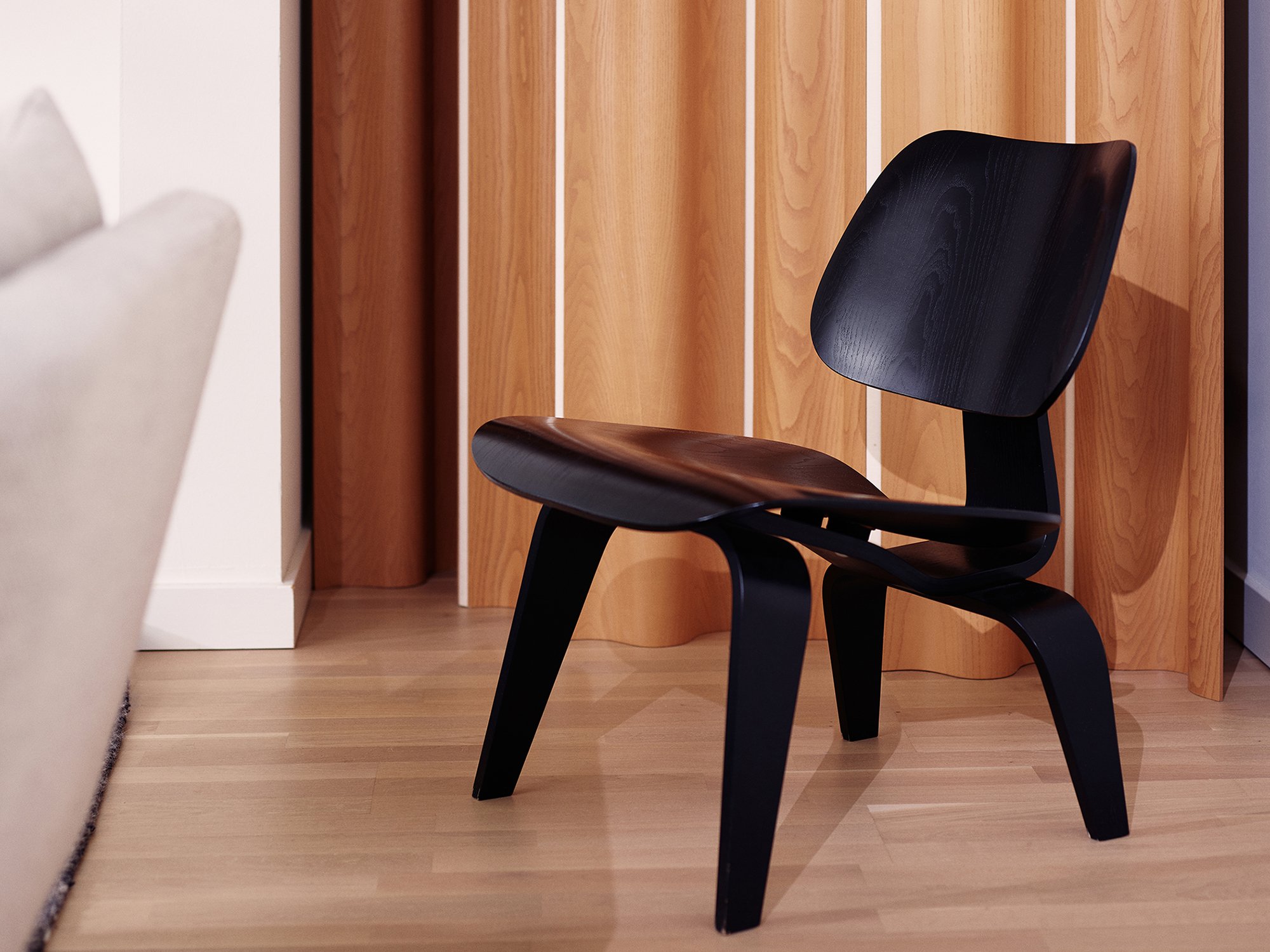 Plywood Group LCW / LCW Leather LoungeChair | Vitra | by Charles