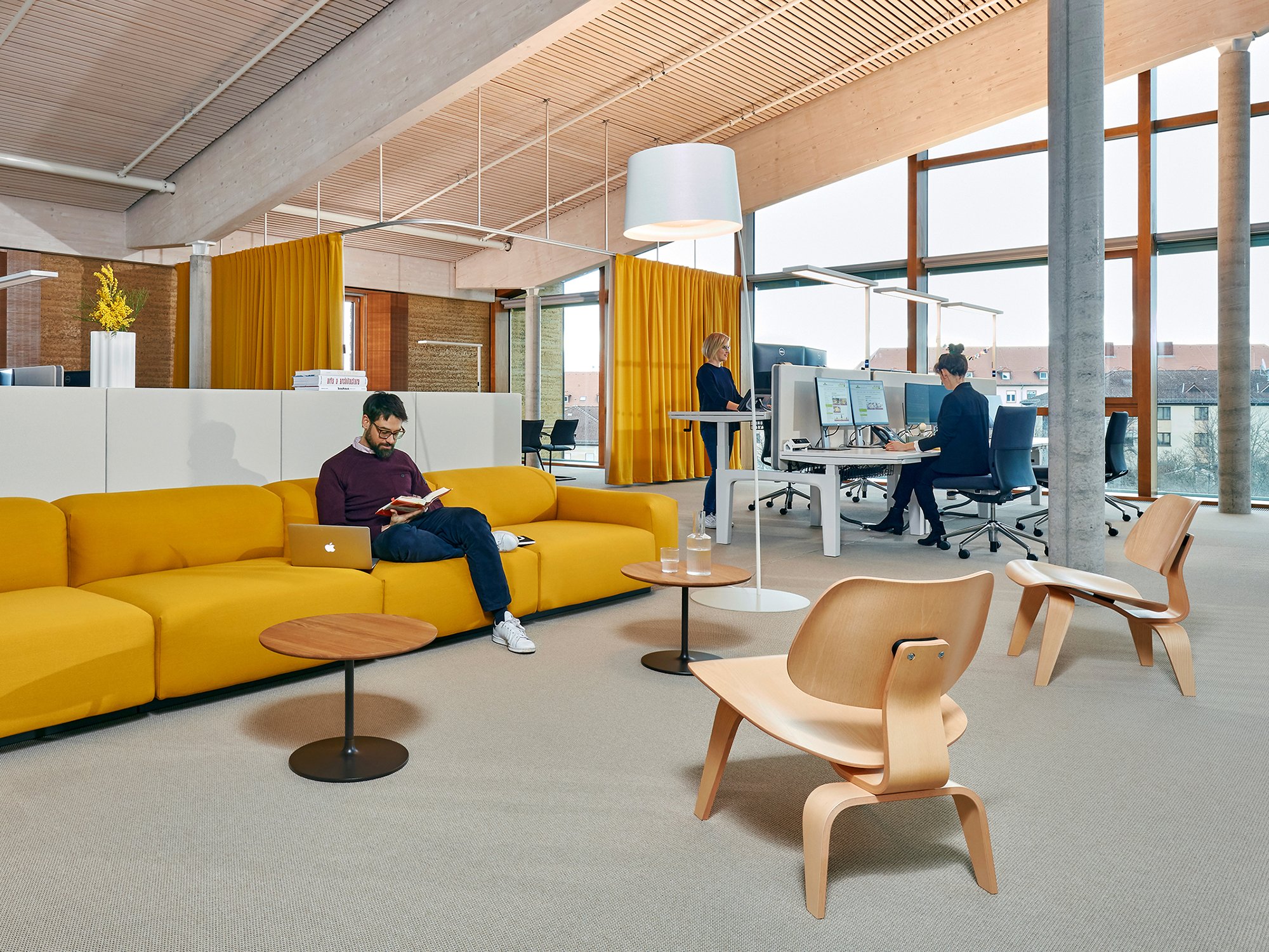 Plywood Group LCW / LCW Leather LoungeChair, Natural ash | Vitra