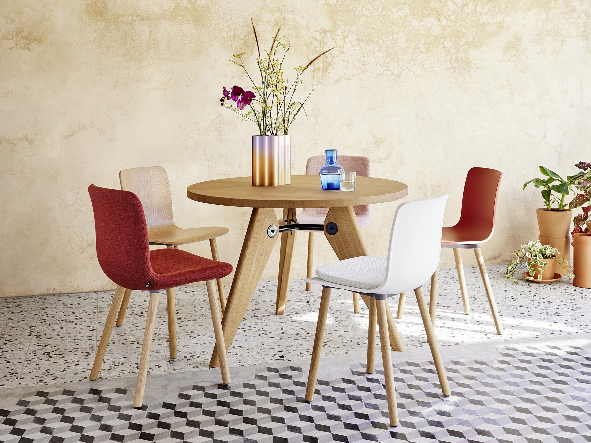 Guéridon Table, 1050 mm, Natural oak solid, oiled | Vitra | by