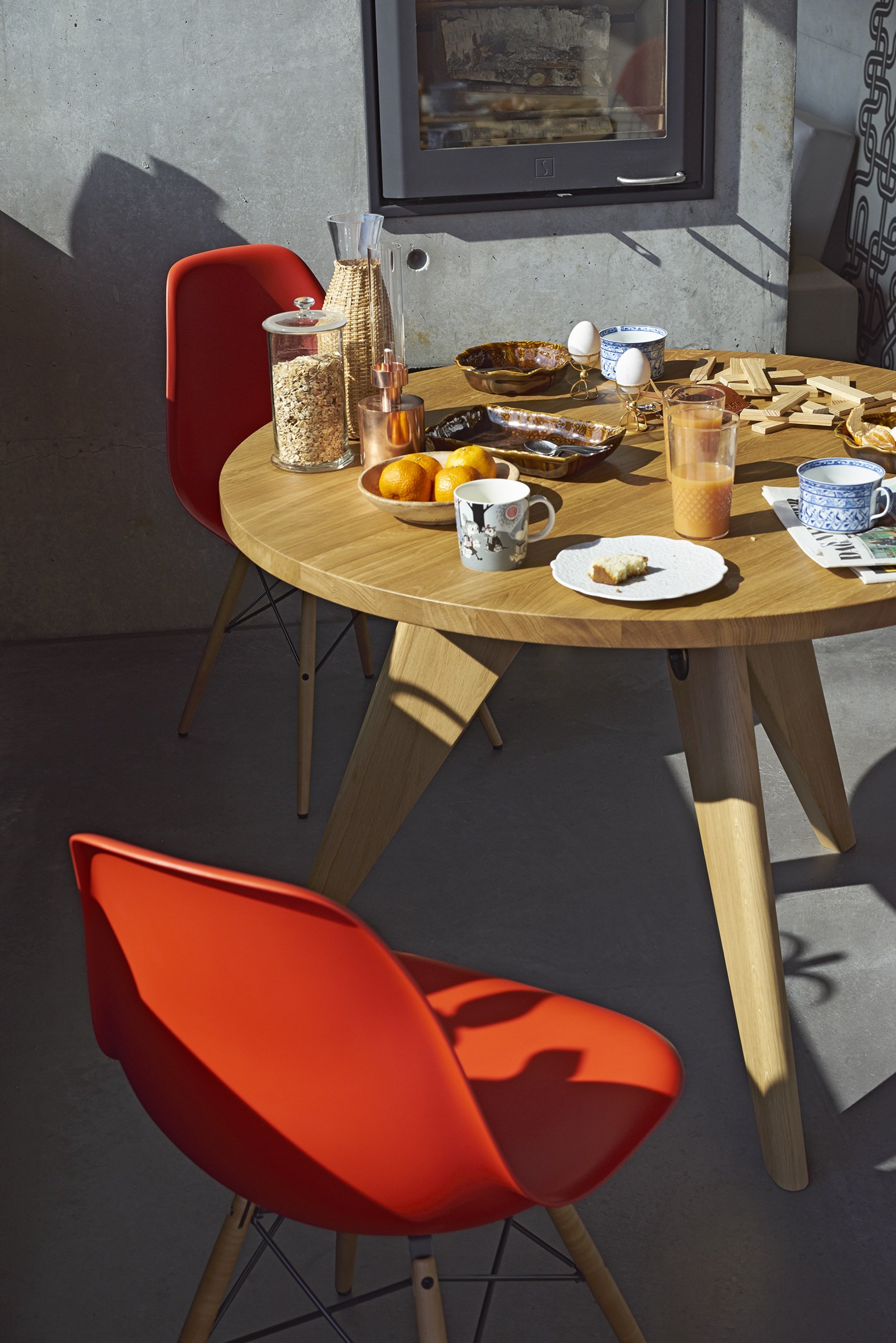 Guéridon Table, 900 mm, American walnut solid, oiled | Vitra | by