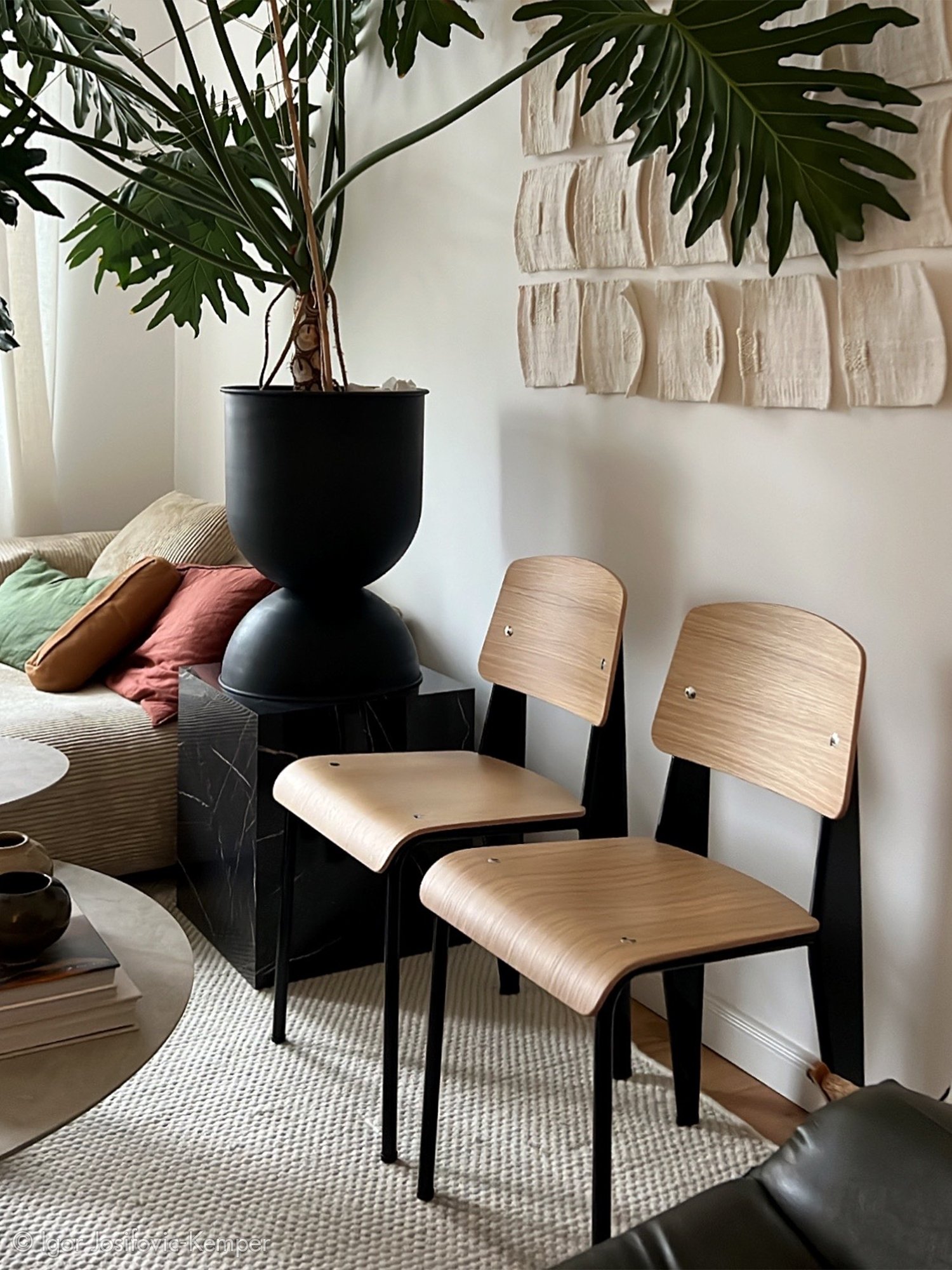 Standard Chair, Base deep black/Seat, back natural oak | Vitra