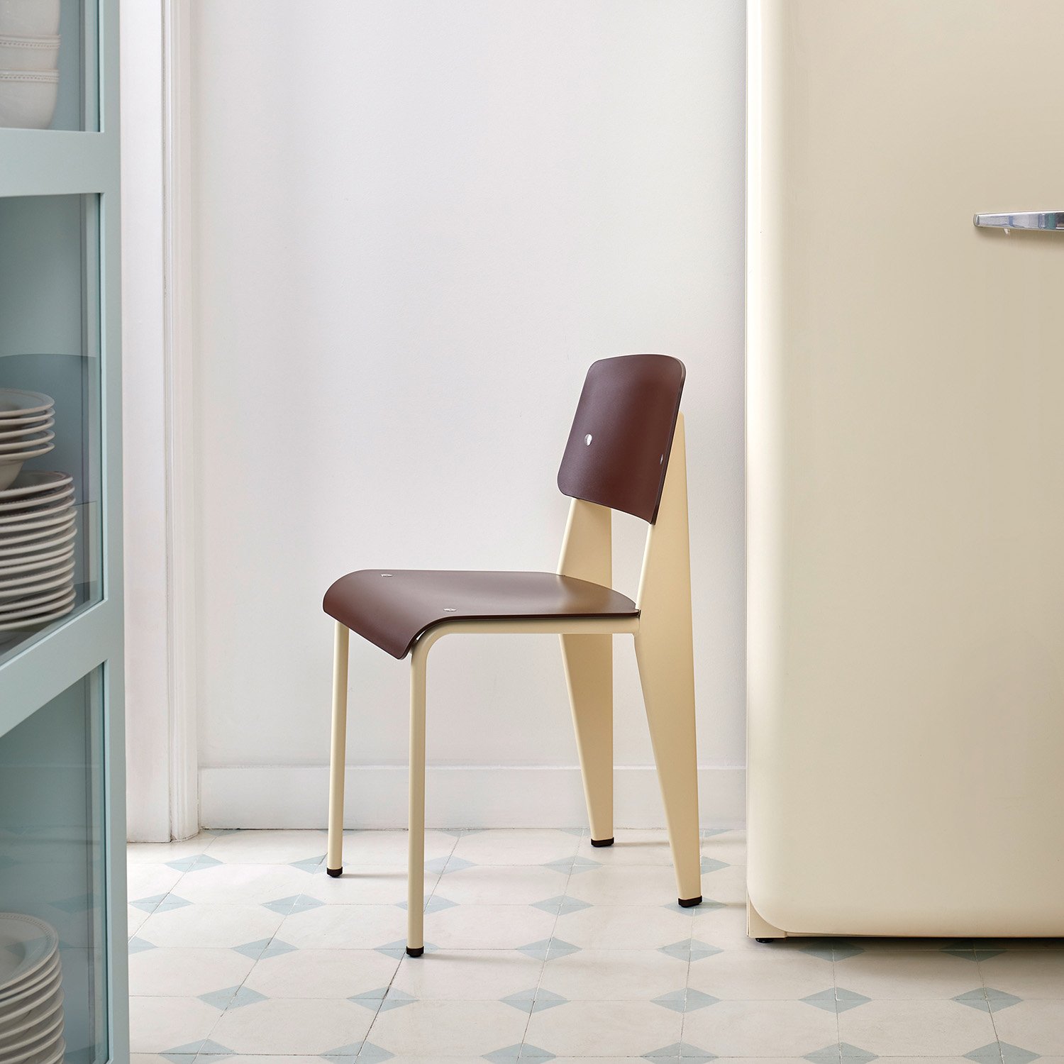 Standard Chair, Base ecru/Seat, back dark oak Vitra by Jean