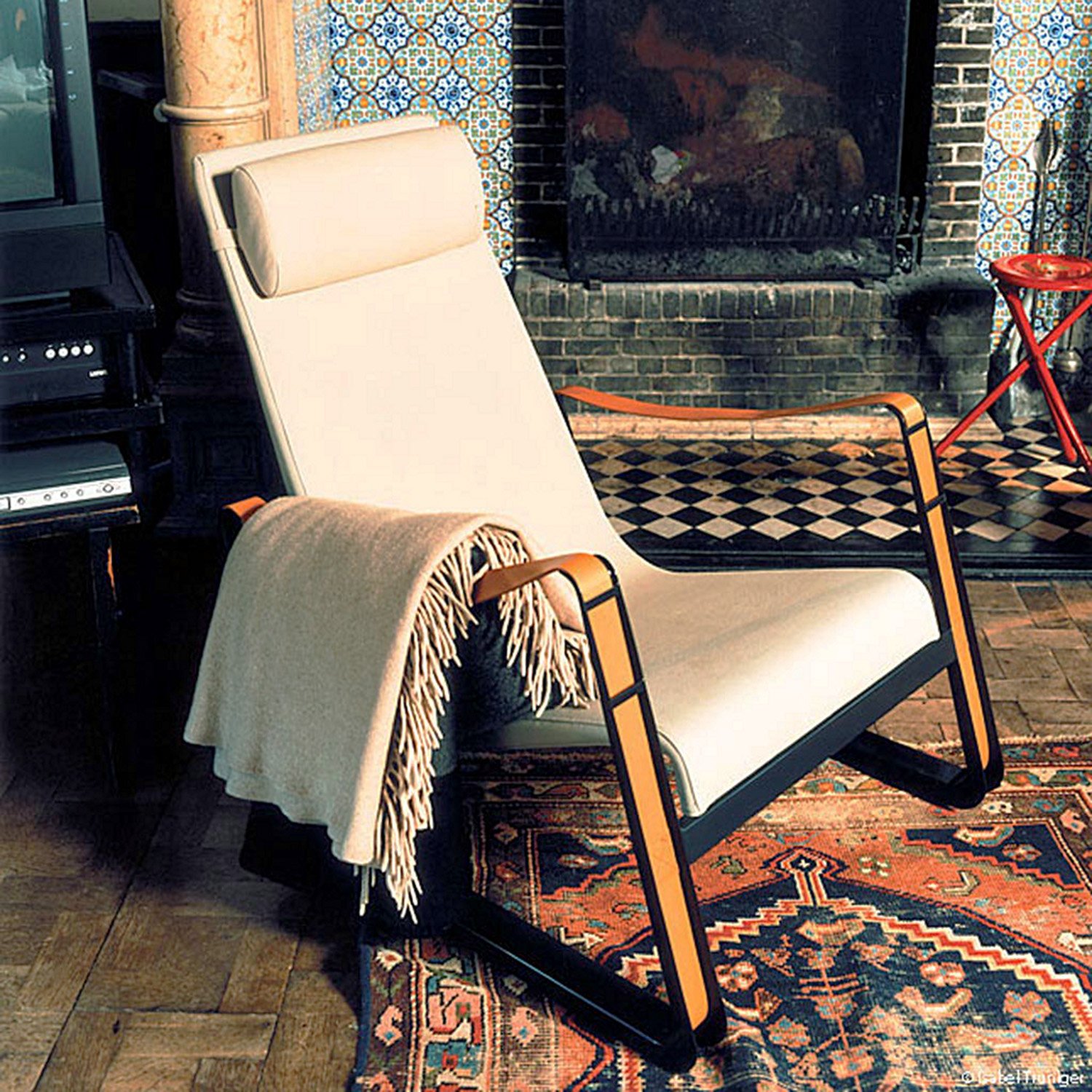 Cité Armchair, Base japanese red/Leather nero | Vitra | by Jean