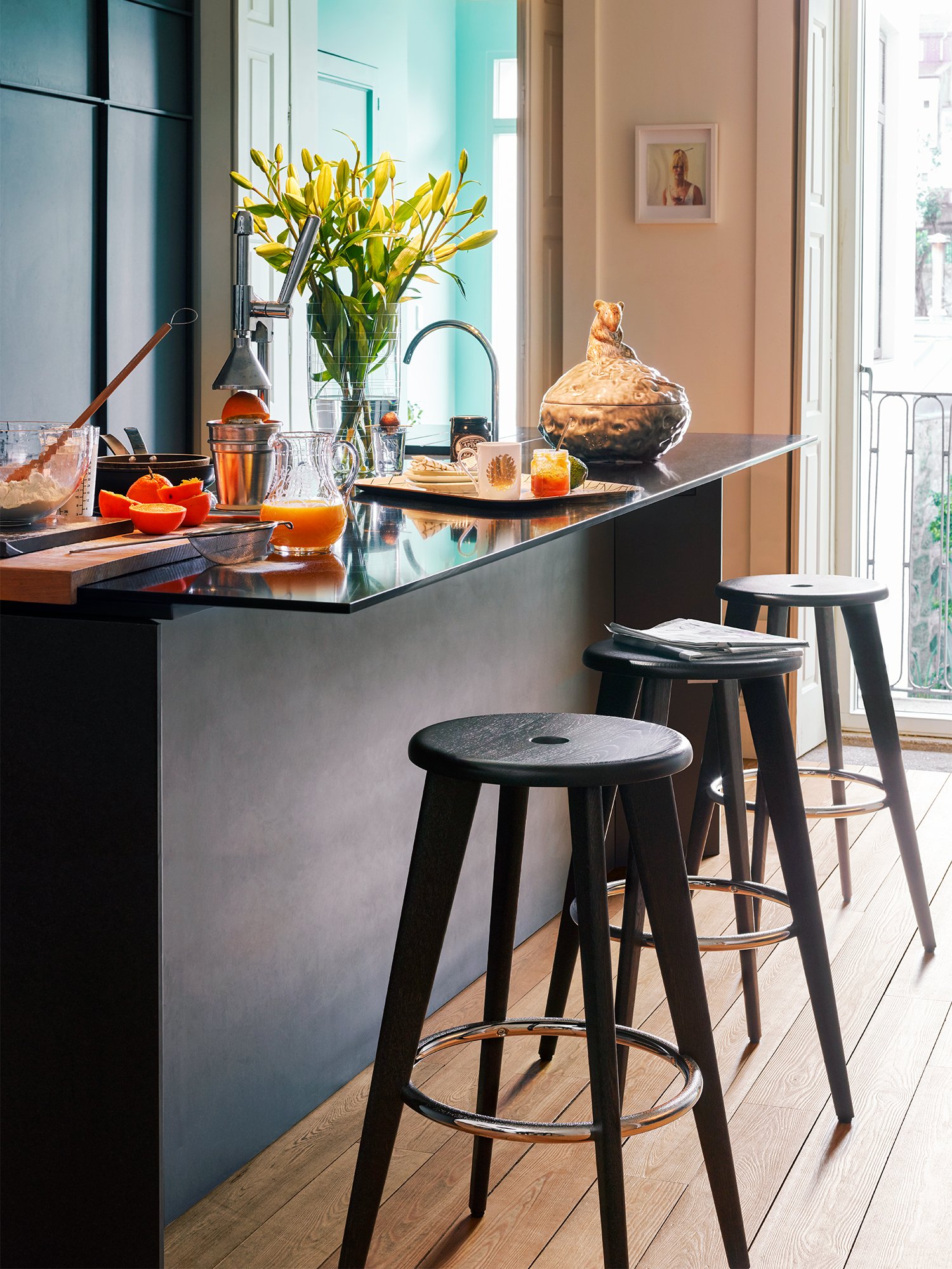 Vitra/Tabouret Haut　ダークオーク Tabouret Haut Bar Stool, Black oak, chrome foot rests | Vitra | by