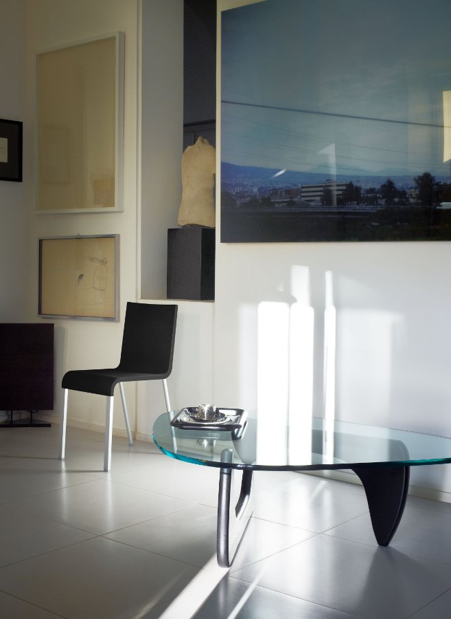 Noguchi Coffee Table, Black ash | Vitra | by Isamu Noguchi