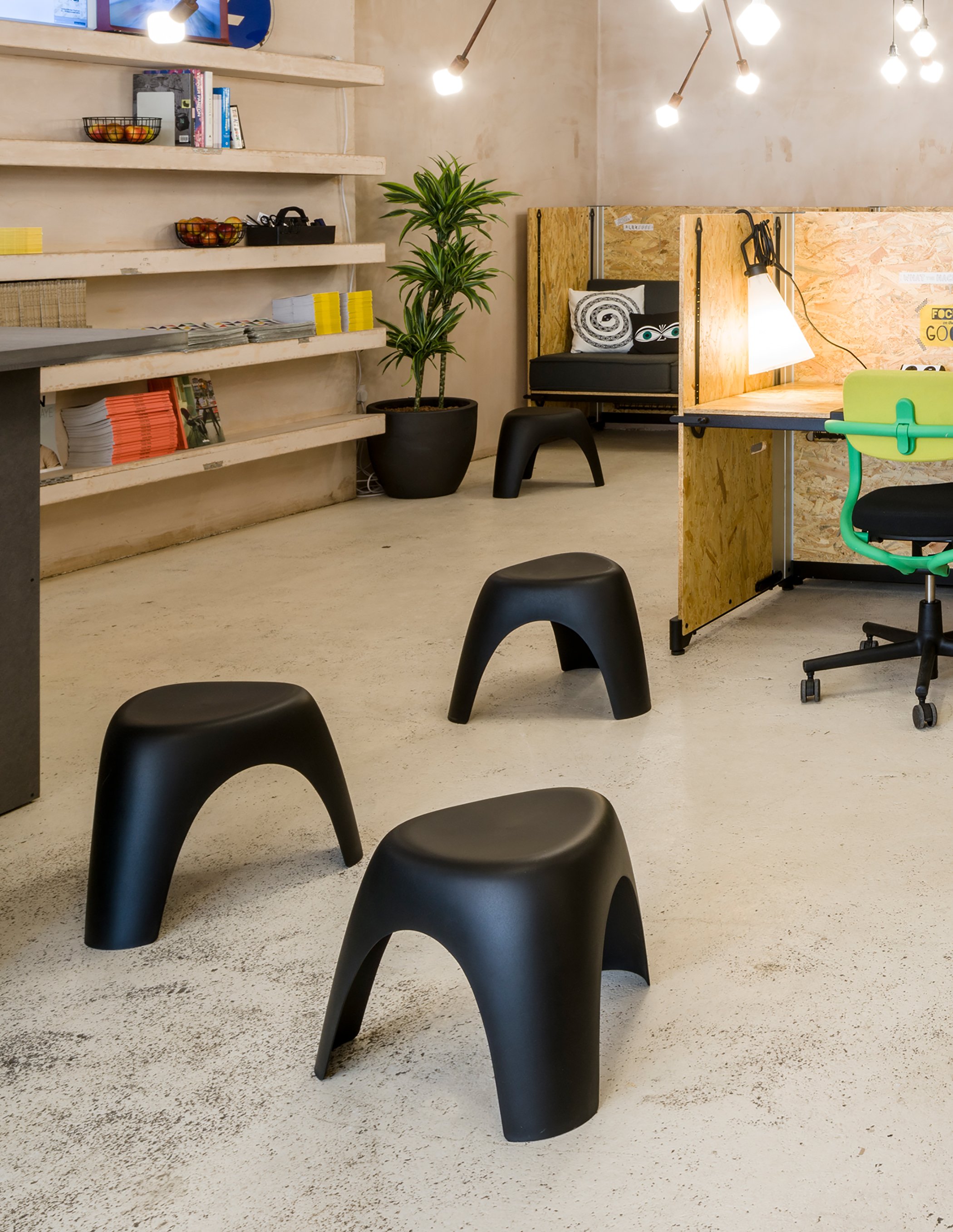 Elephant Stool, Basic dark | Vitra | Kids - Designer furniture