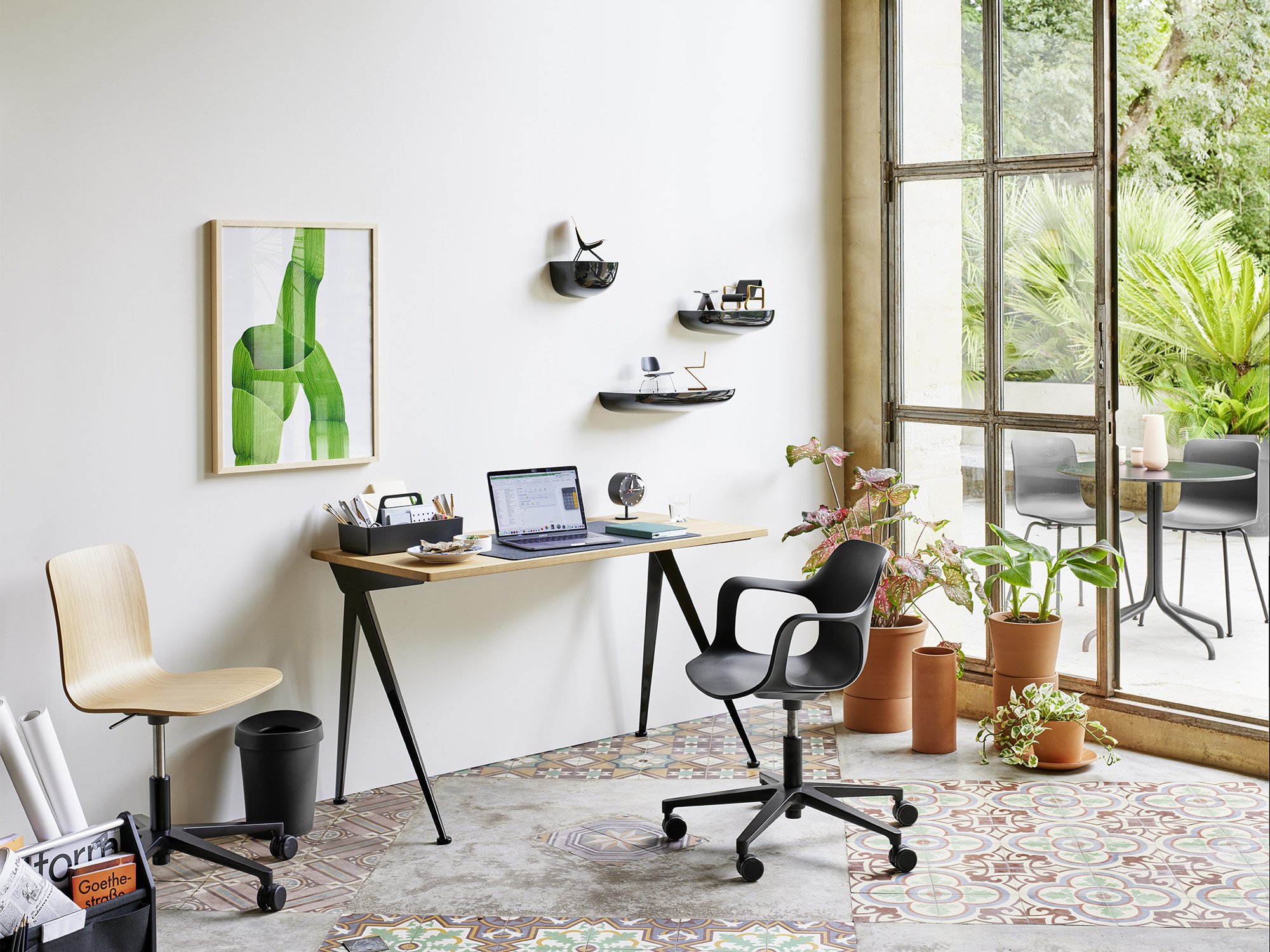 Compas Direction Desk, American walnut solid, oiled, Ecru | Vitra