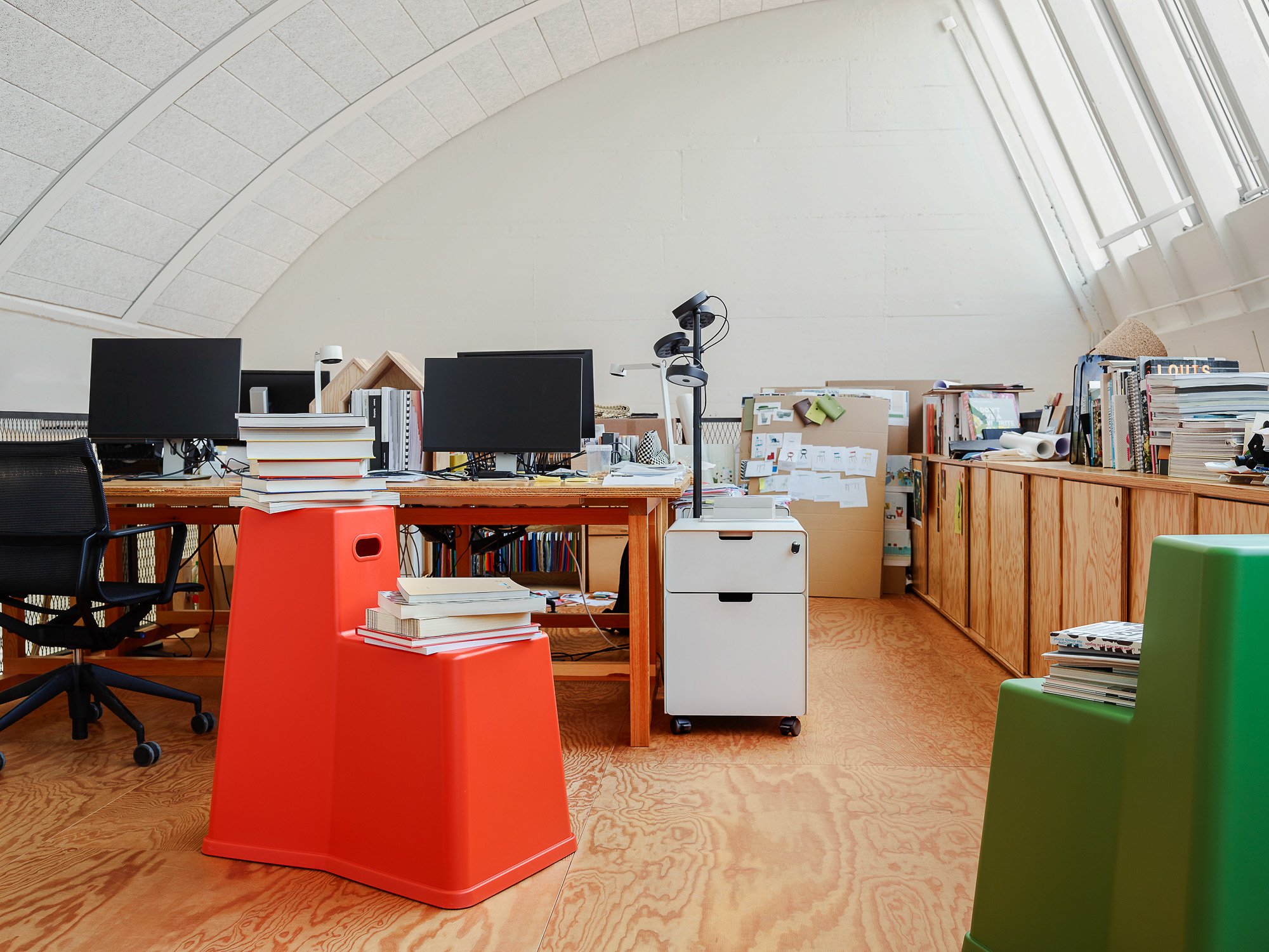 Stool-Tool, Industrial Green | Vitra | Chairs - Designer furniture