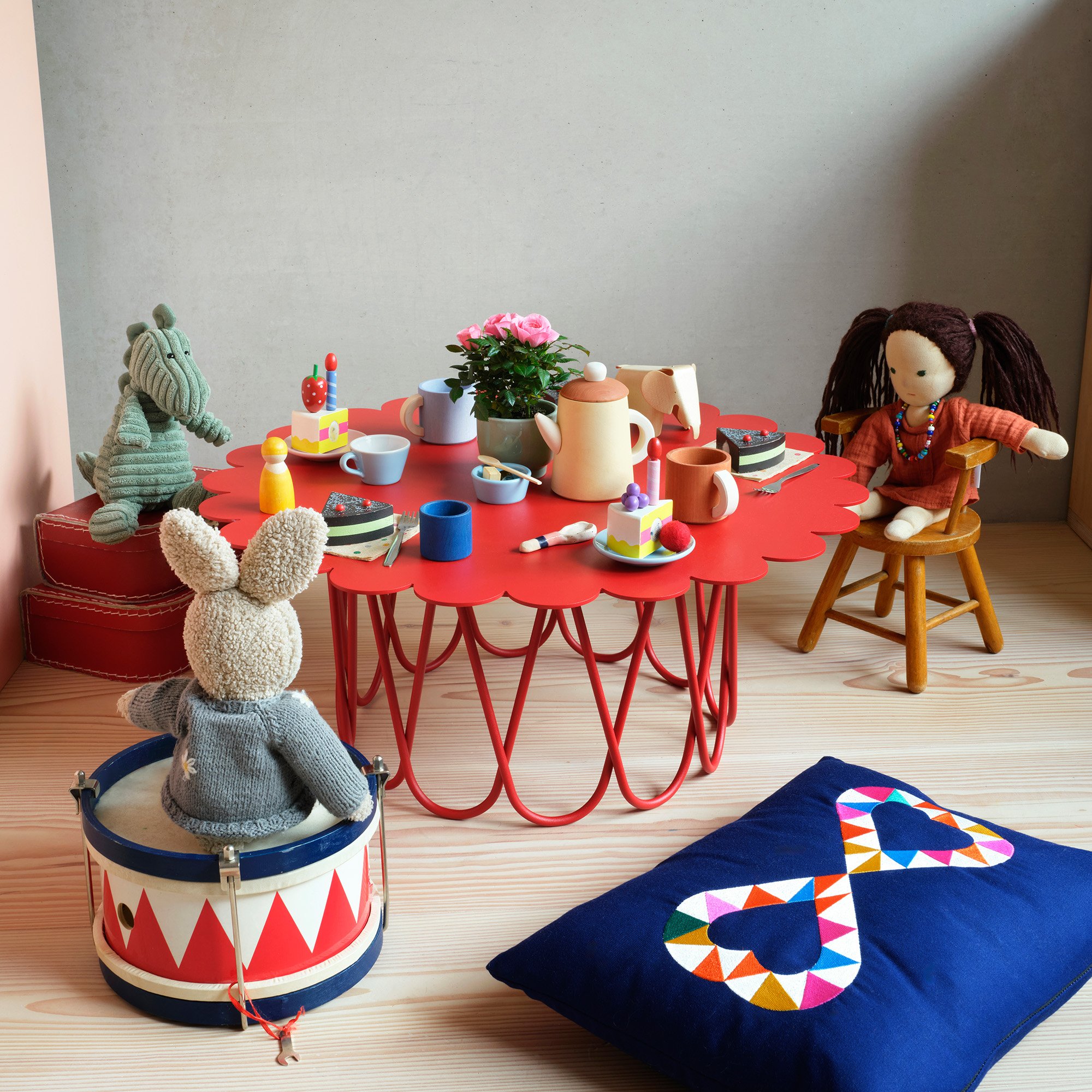 Flower Table | Vitra | by Alexander Girard, 1977 - Originals from smow