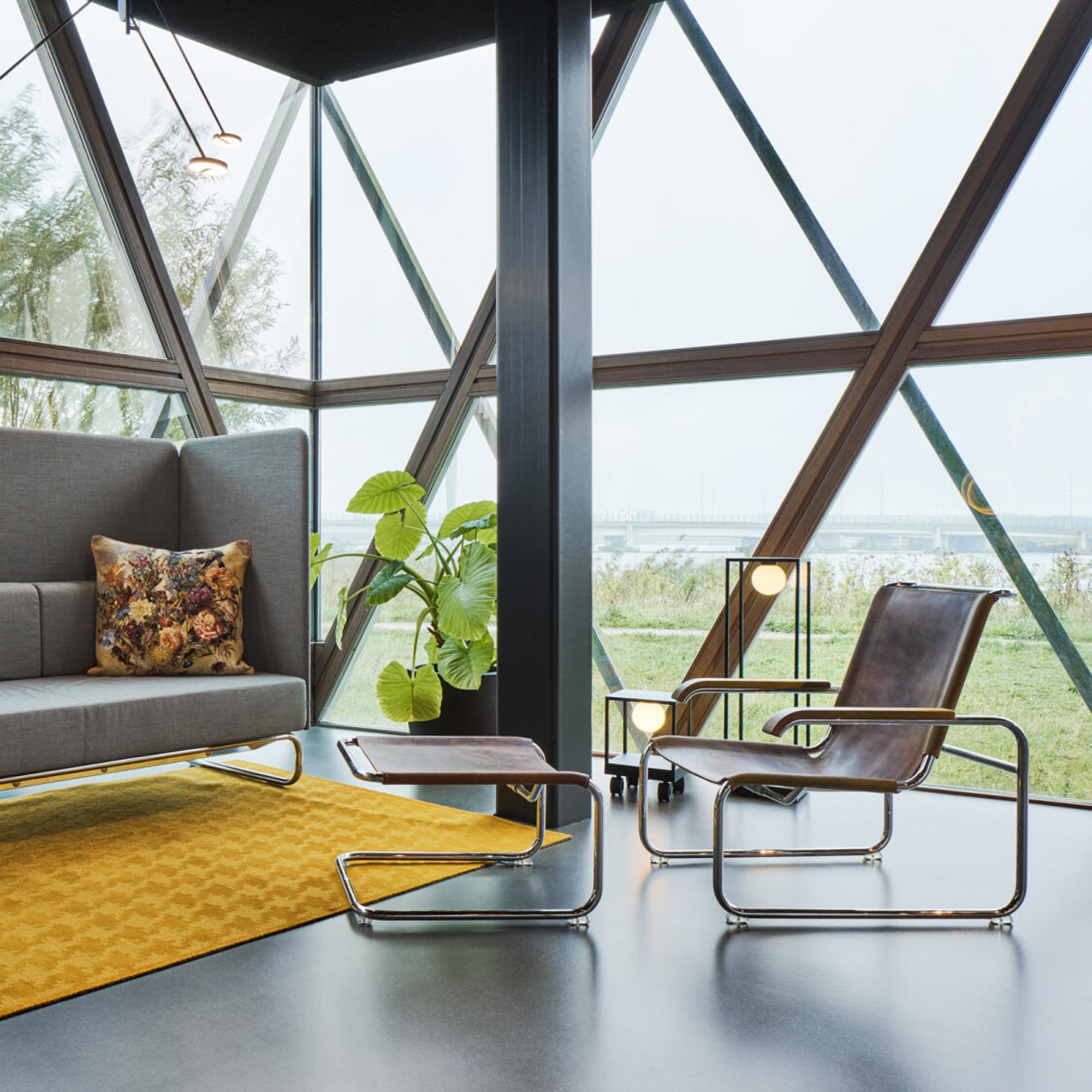 S 35 L Cantilever Chair, Butt leather black, Without footstool