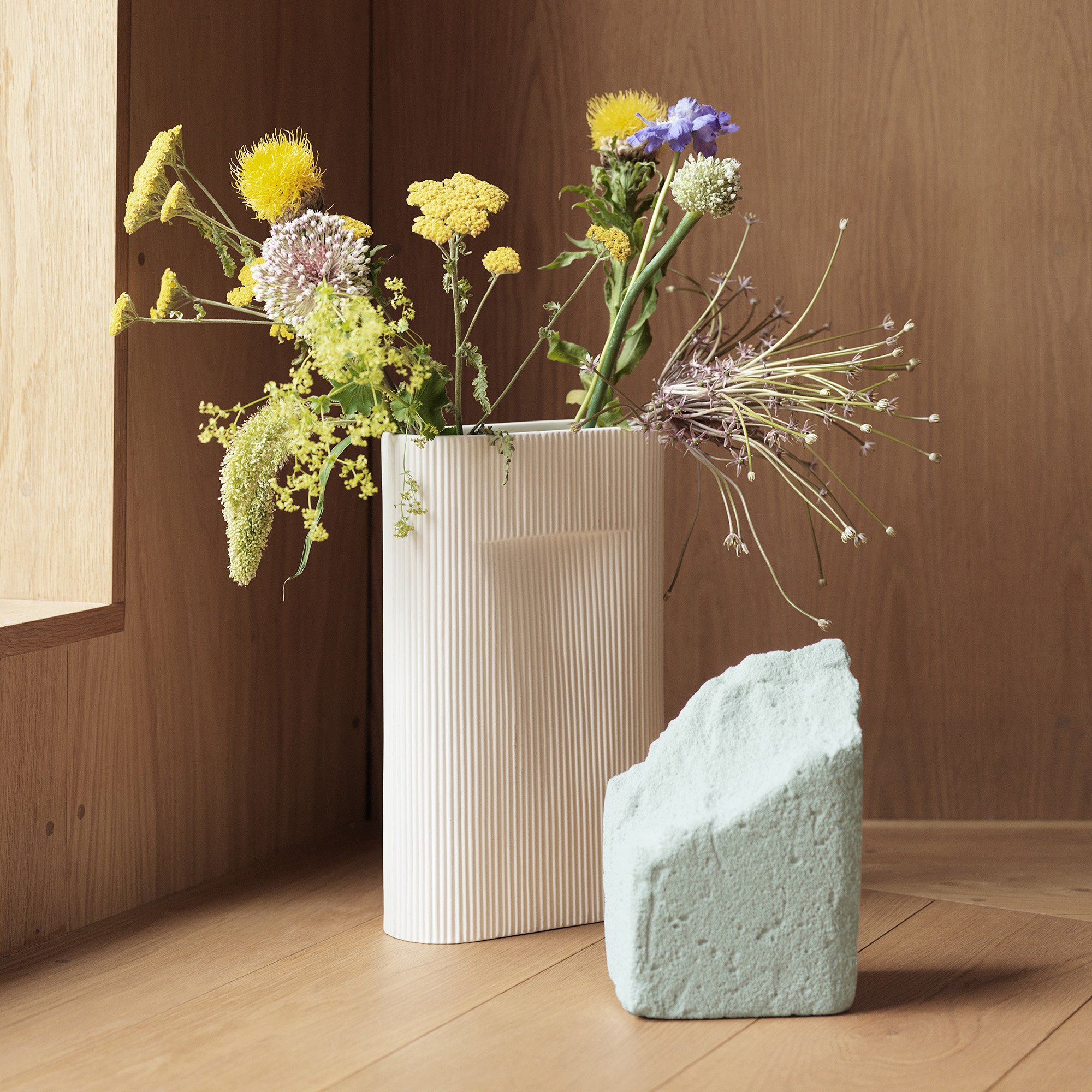 muuto RIDGE VASE オフホワイト　フラワーベース Ridge Vase | Muuto | Vases - Designer furniture from smow