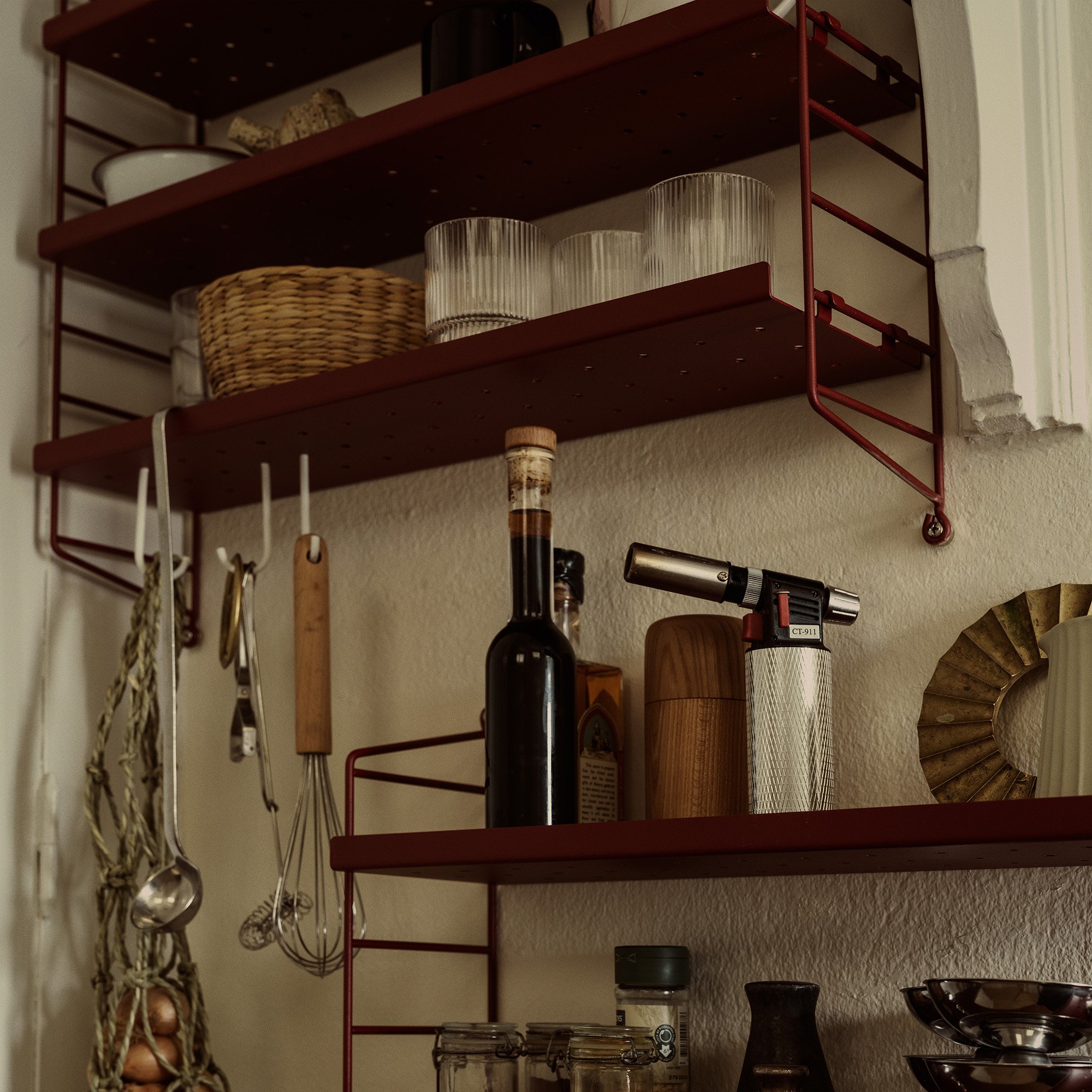 String Pocket Metal Shelf, Sergelgrå | String Furniture | Wall