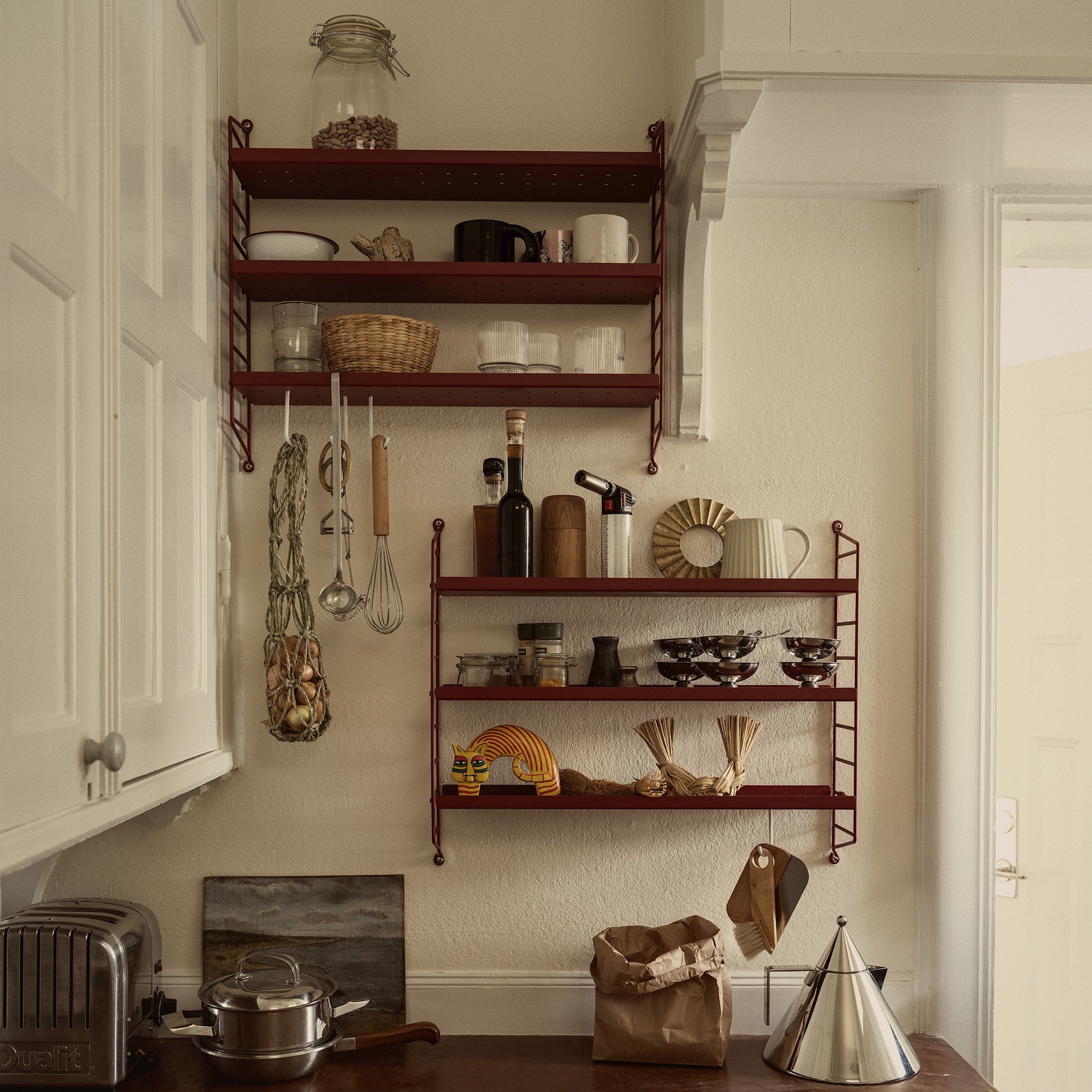 String Pocket Metal Shelf, Sergelgrå | String Furniture | Wall