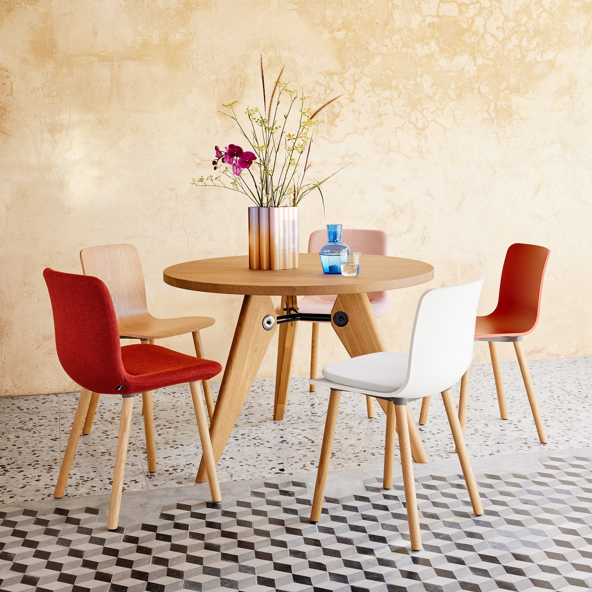Guéridon Table, 1050 mm, Natural oak solid, oiled | Vitra | by