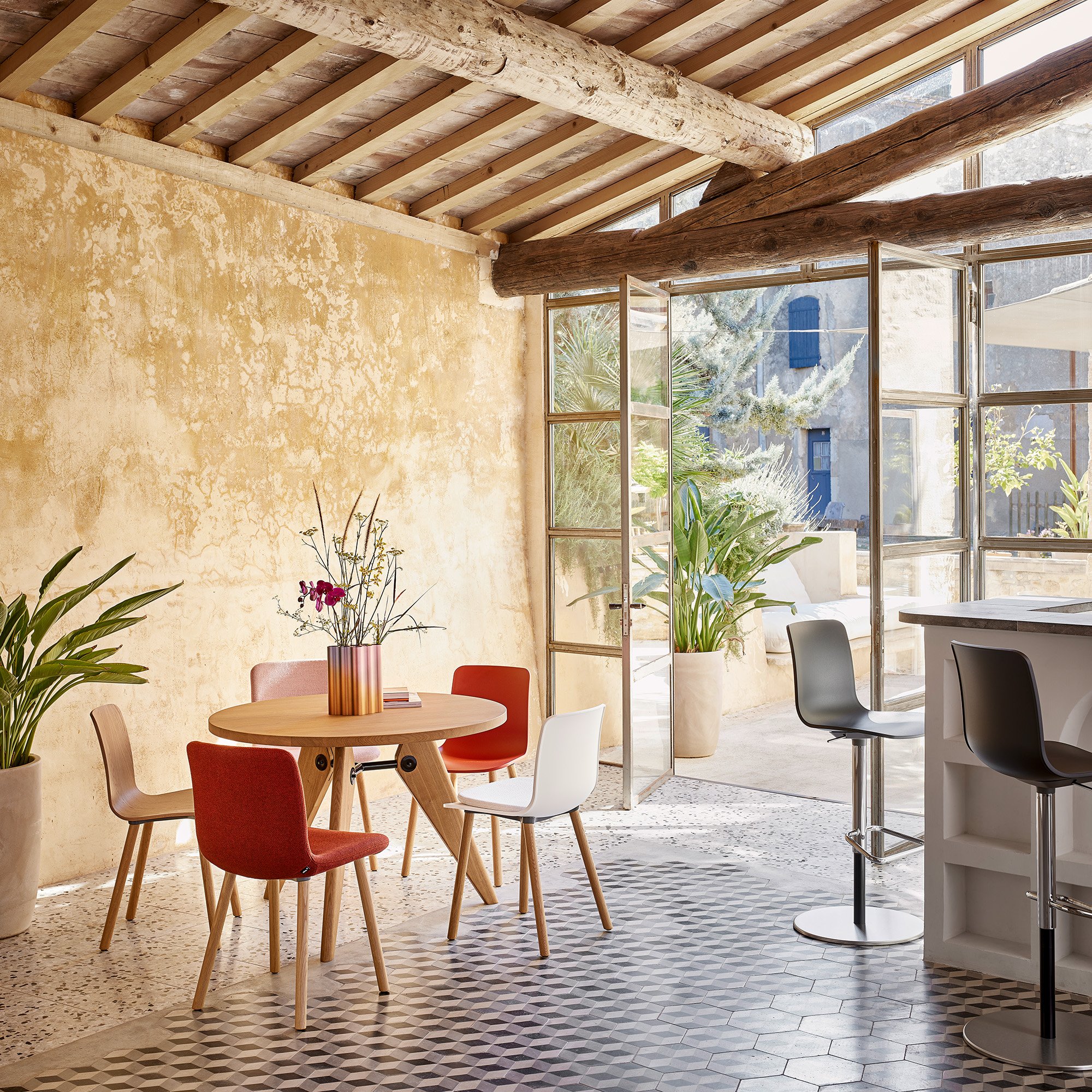 Guéridon Table, 1050 mm, Natural oak solid, oiled | Vitra | by